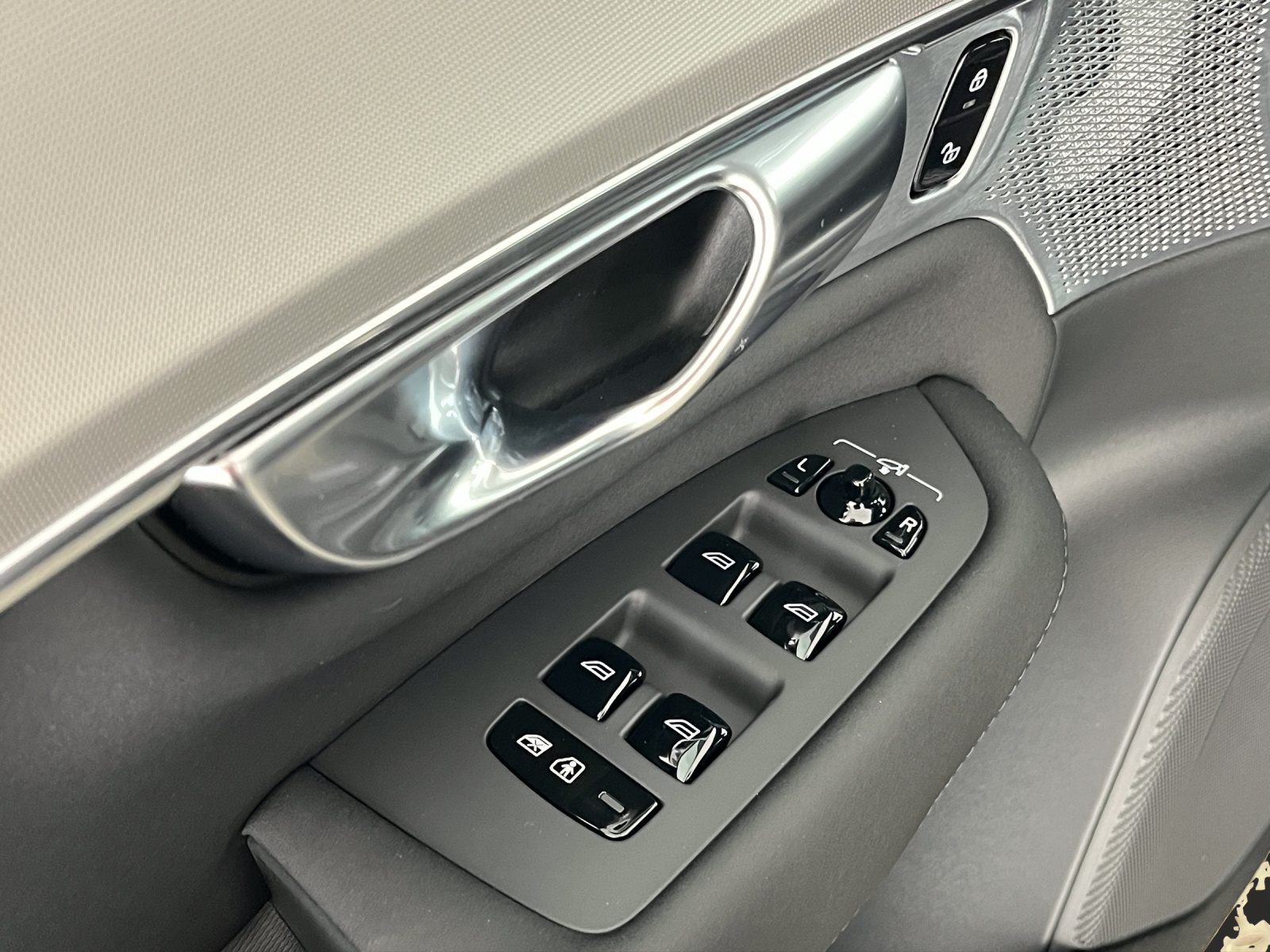 VOLVO XC90 2.0 B5 MH Black Edition AWD-image-15