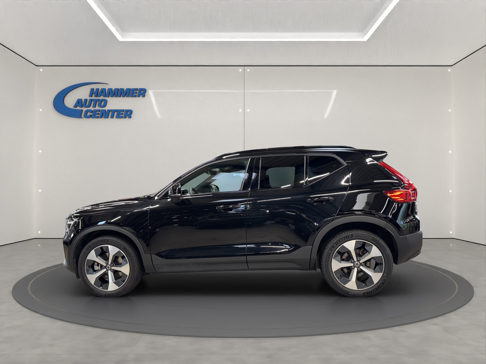 VOLVO XC40 2.0 B4 MH Plus Dark-image-1