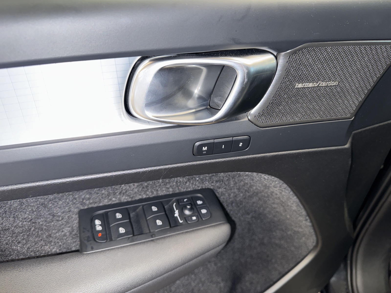 VOLVO XC40 2.0 B4 MH Plus Dark-image-12