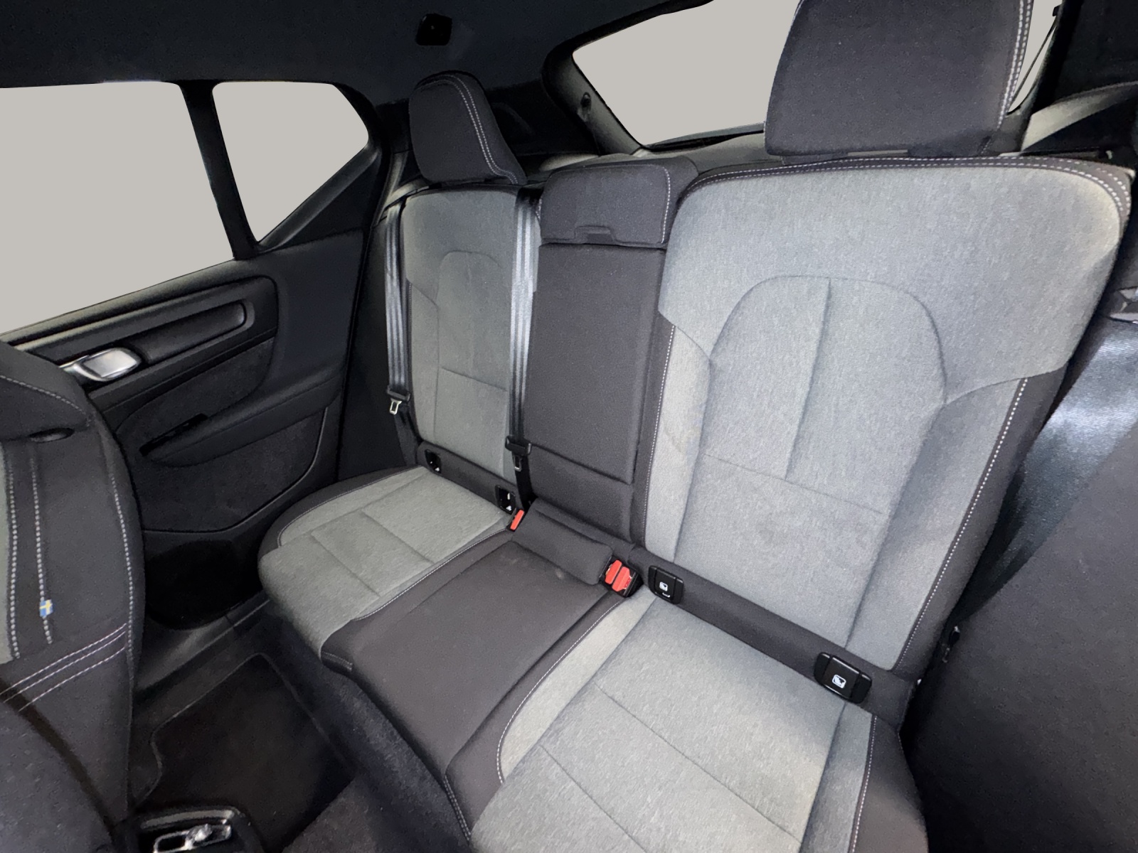 VOLVO XC40 2.0 B4 MH Plus Dark-image-14