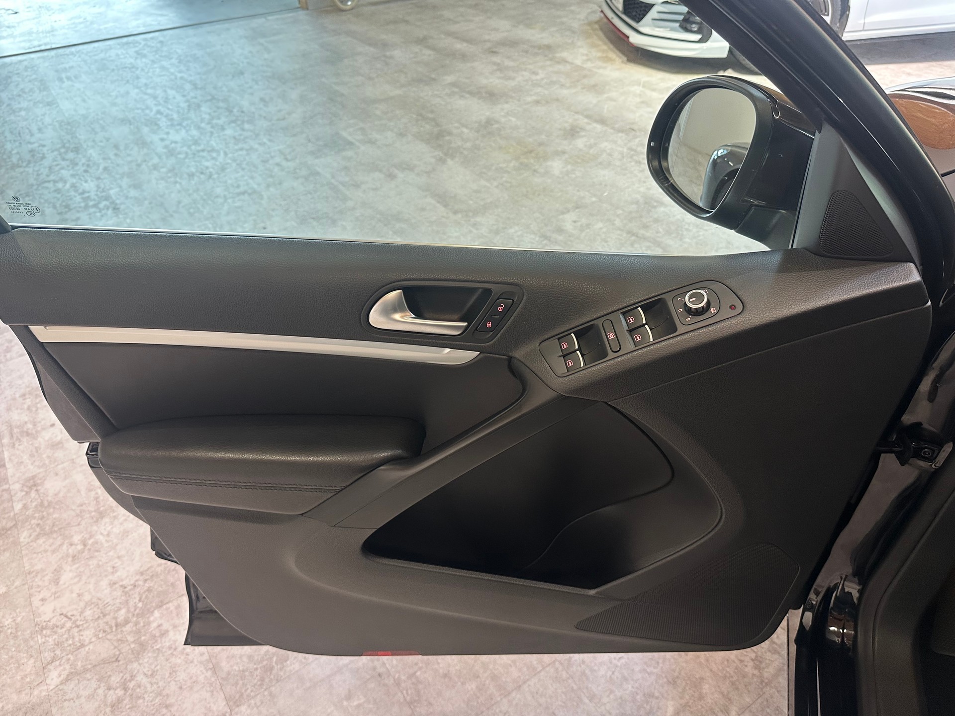VW Tiguan 2.0 TDI BMT Salomon 4Motion DSG/Lückenlos VW-servicegepflegt/Äusserst gepflegter Zustand!-image-11