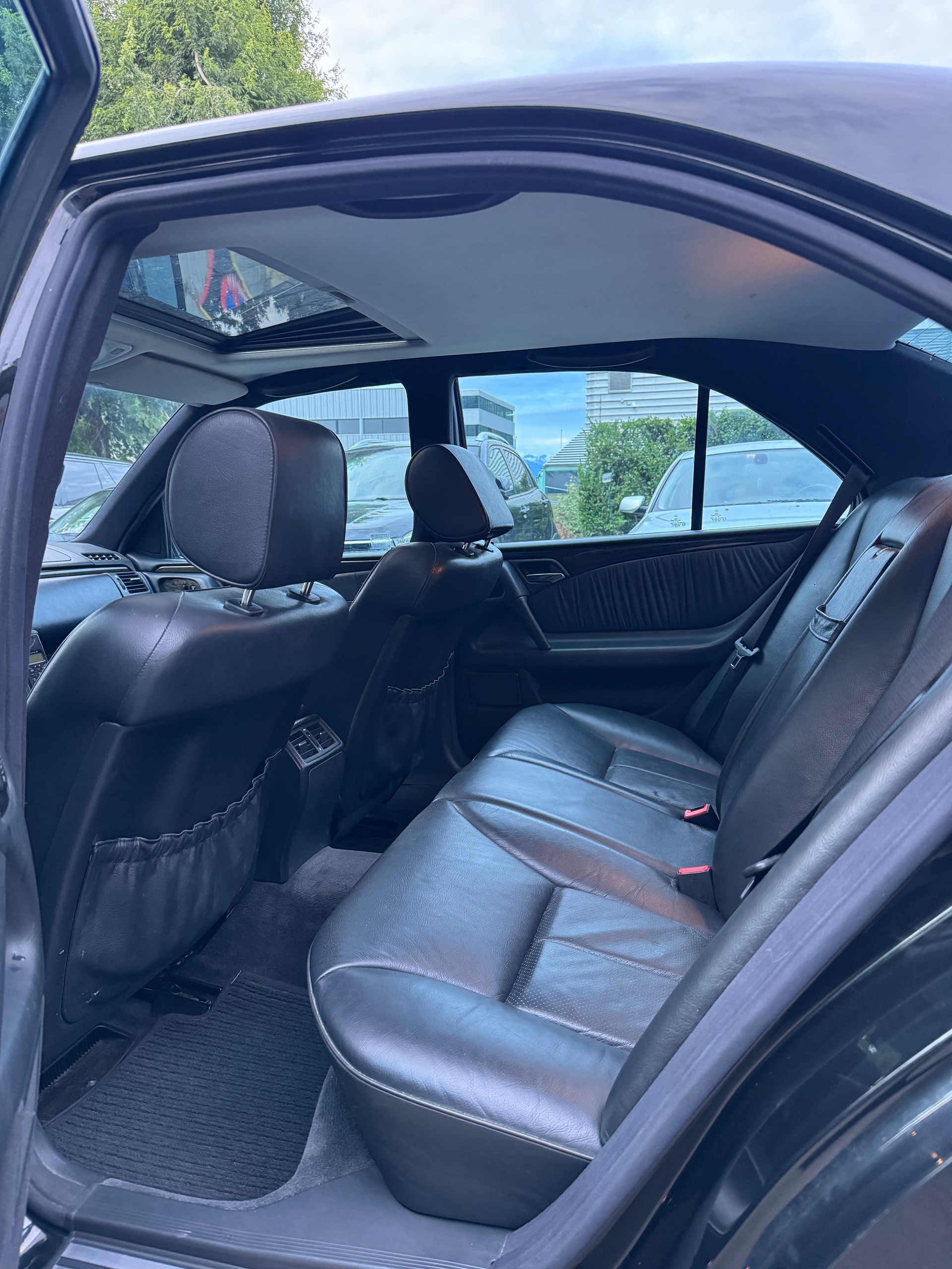 MERCEDES-BENZ E 320 Classic 4-Matic Automatic-image-4