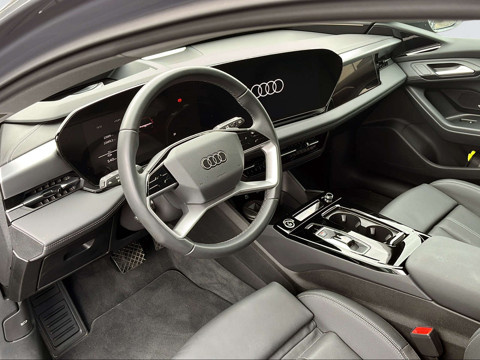 AUDI A6 e-tron Avant quattro-image-10
