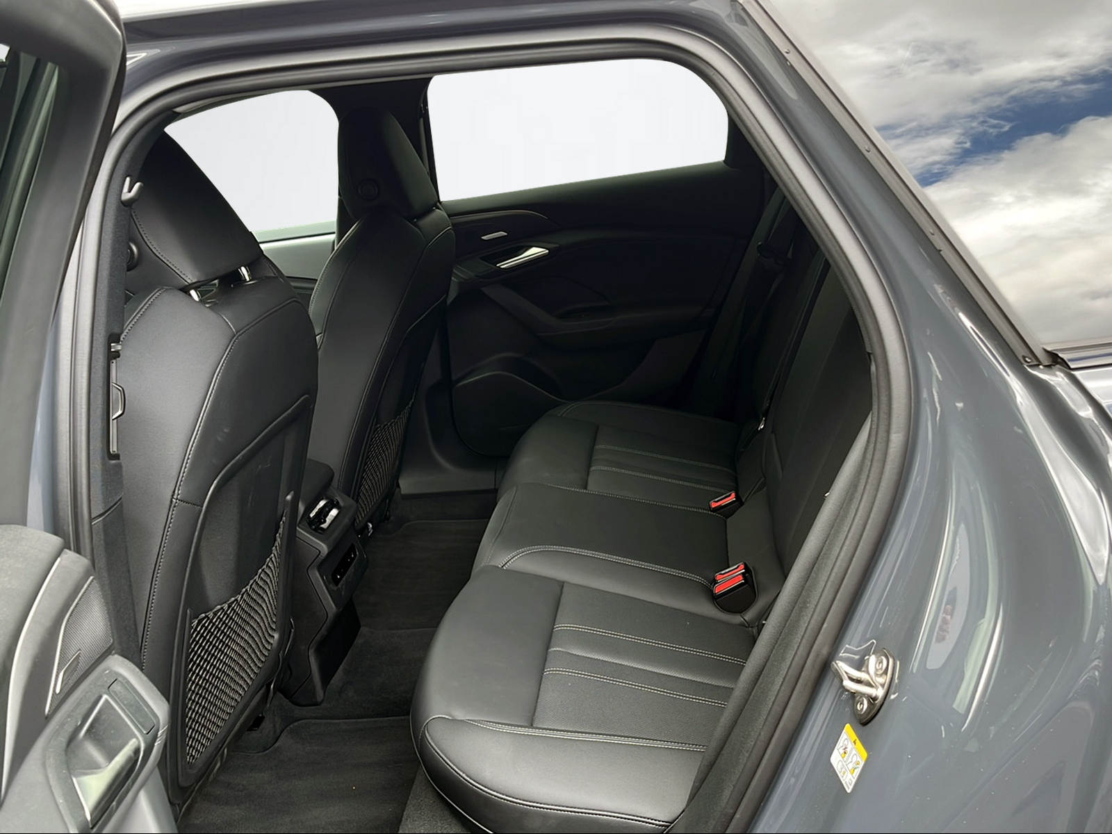 AUDI A6 e-tron Avant quattro-image-8