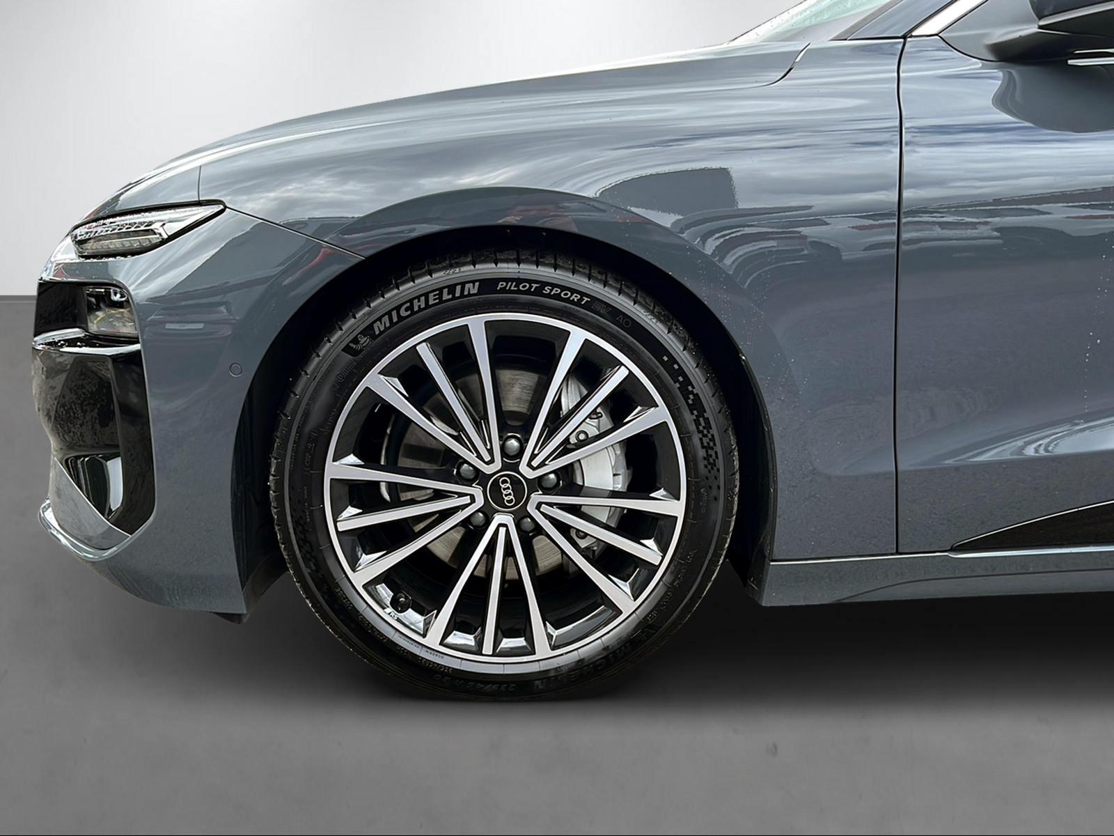 AUDI A6 e-tron Avant quattro-image-4