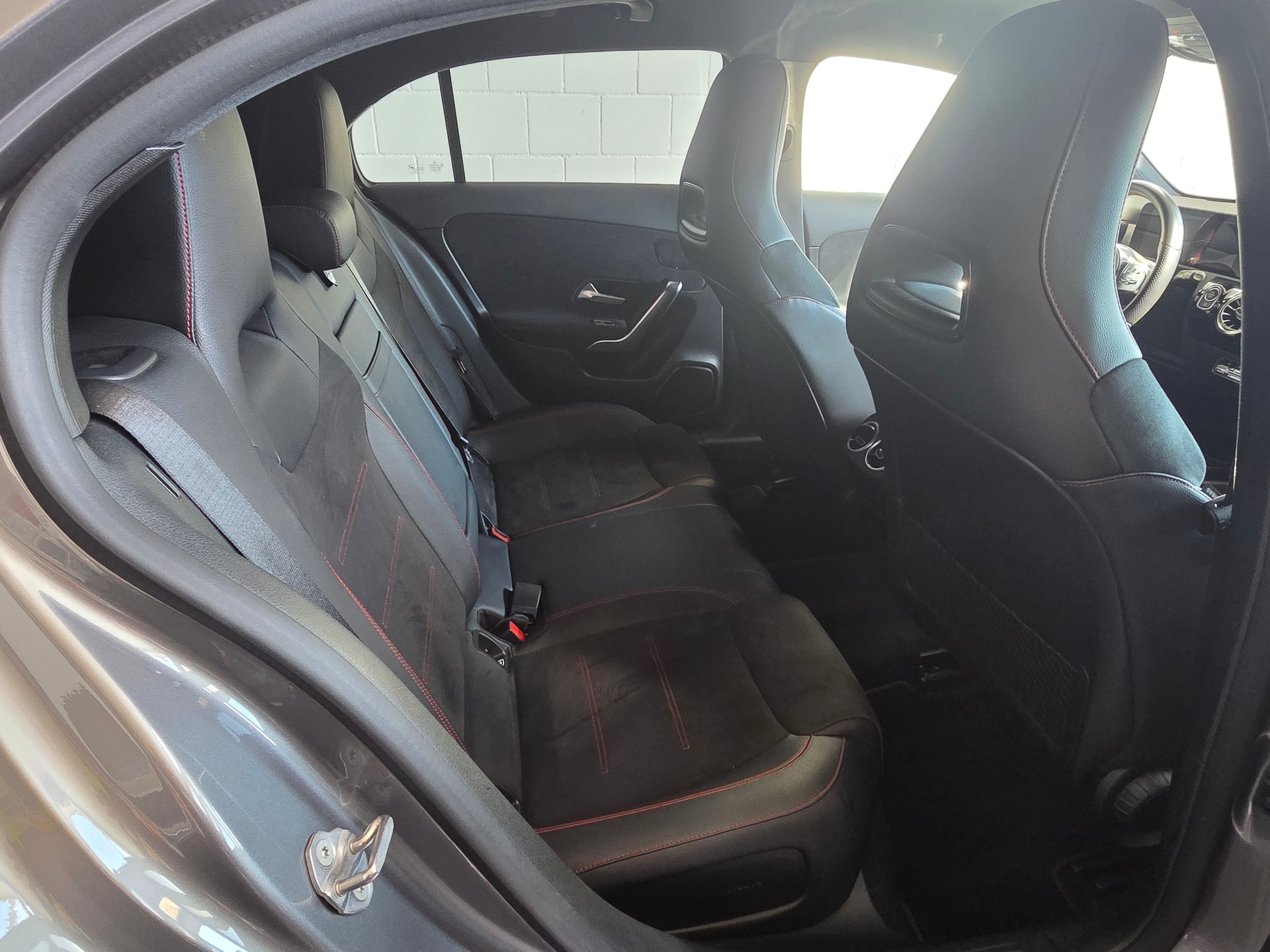 MERCEDES-BENZ A 200 AMG Line-image-17