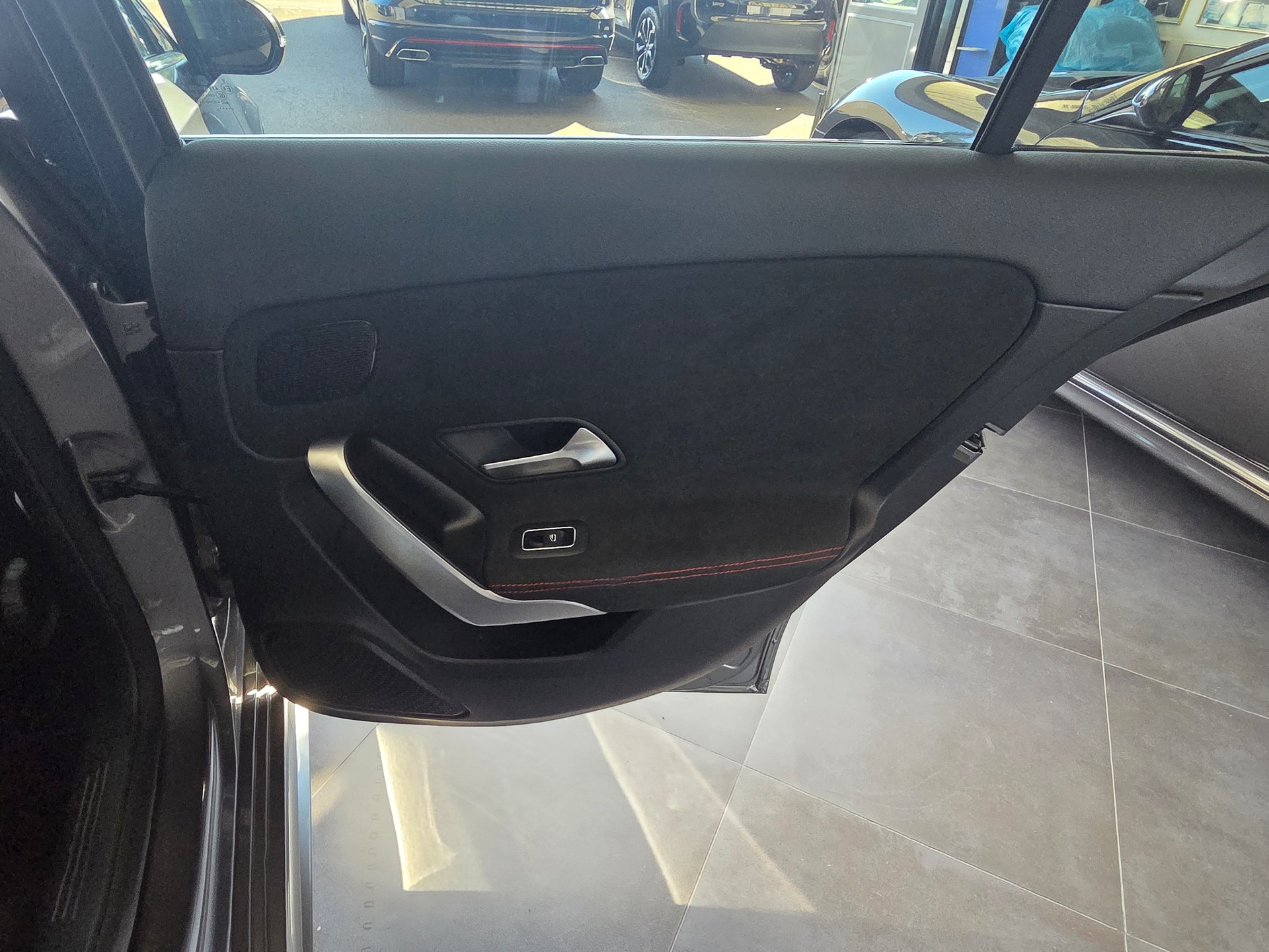 MERCEDES-BENZ A 200 AMG Line-image-16