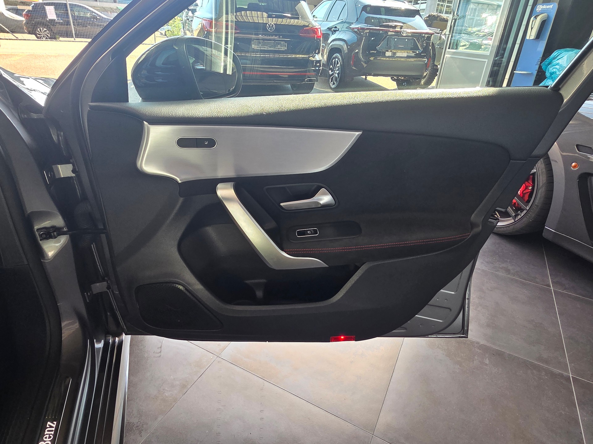 MERCEDES-BENZ A 200 AMG Line-image-18