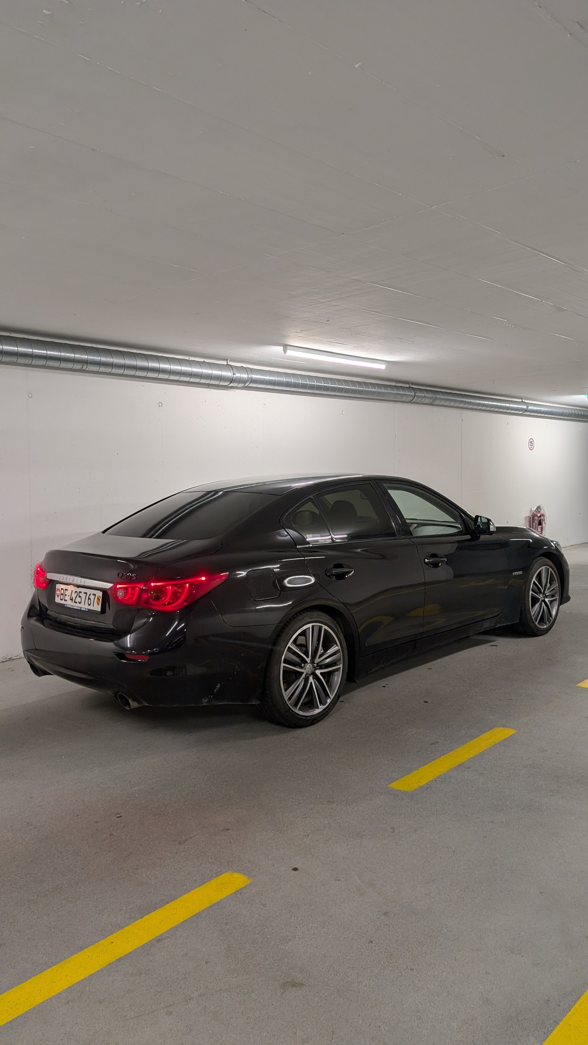 INFINITI 3.5 S Hybrid Sport Tech AWD-image-2