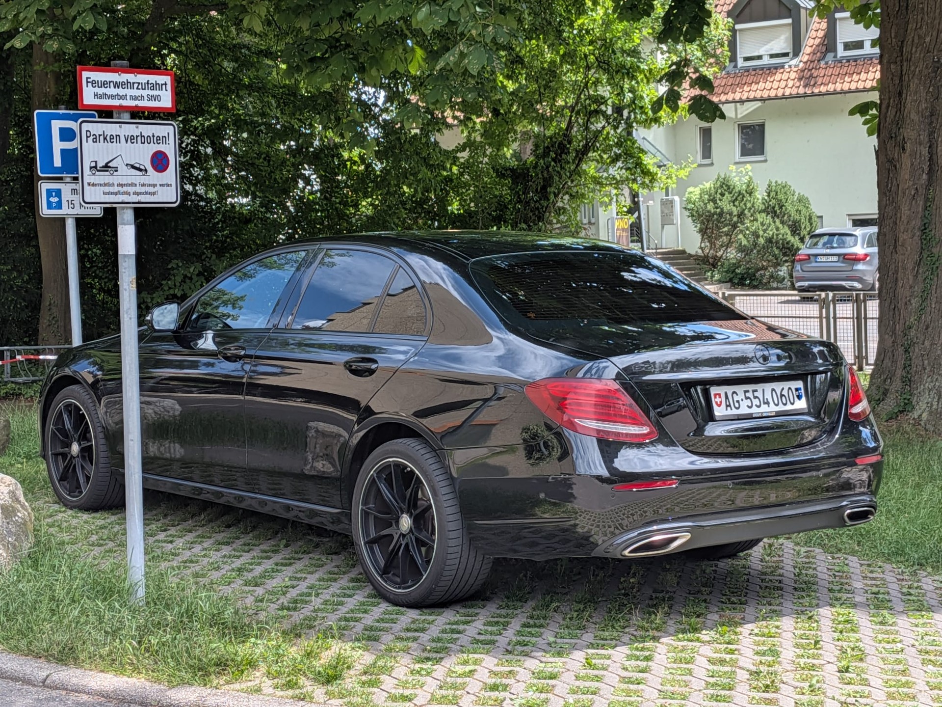 MERCEDES-BENZ E 200 Exclusive-image-1