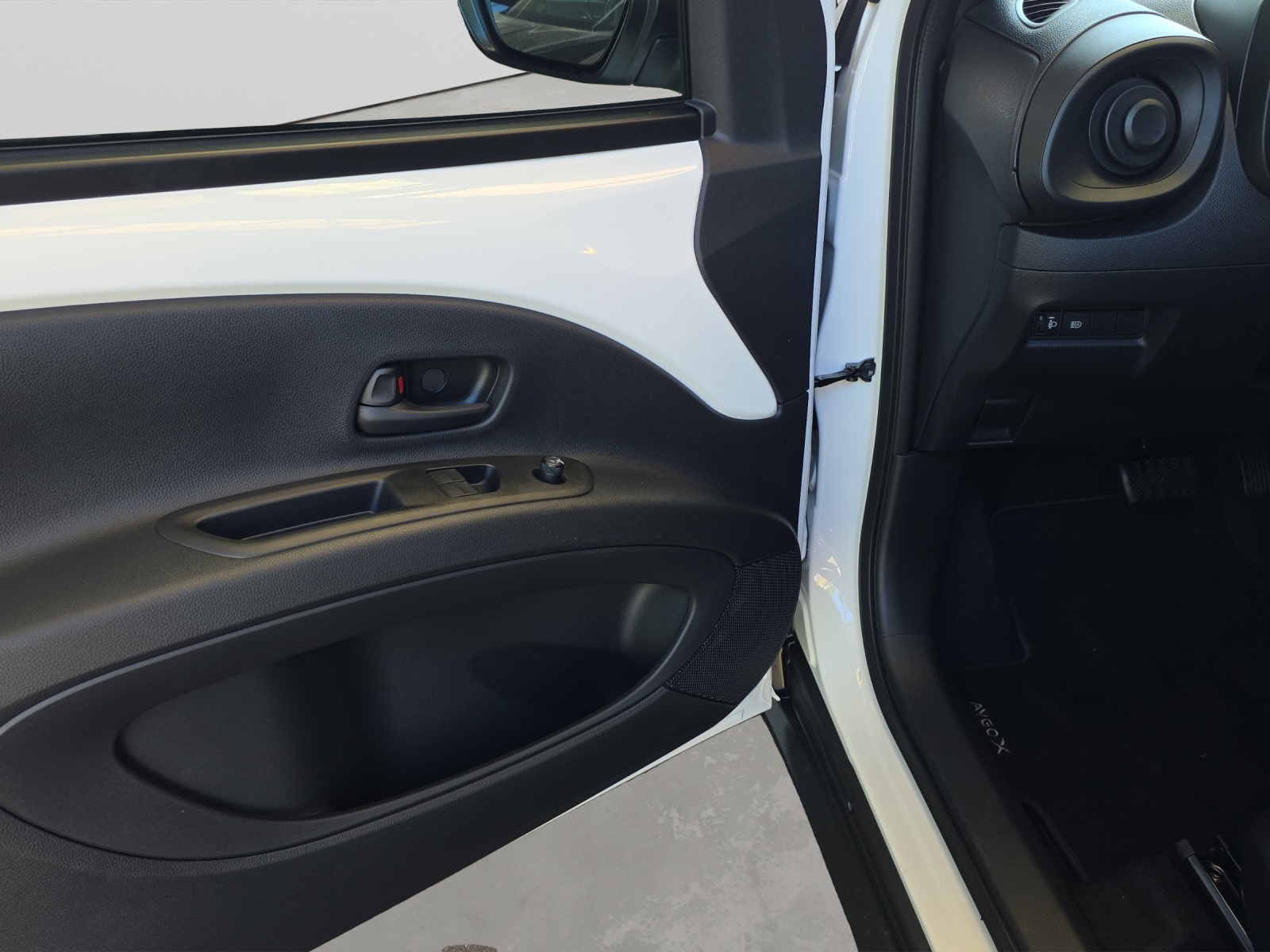 TOYOTA Aygo X 1.5 VVT-i HSD Comfort-image-9