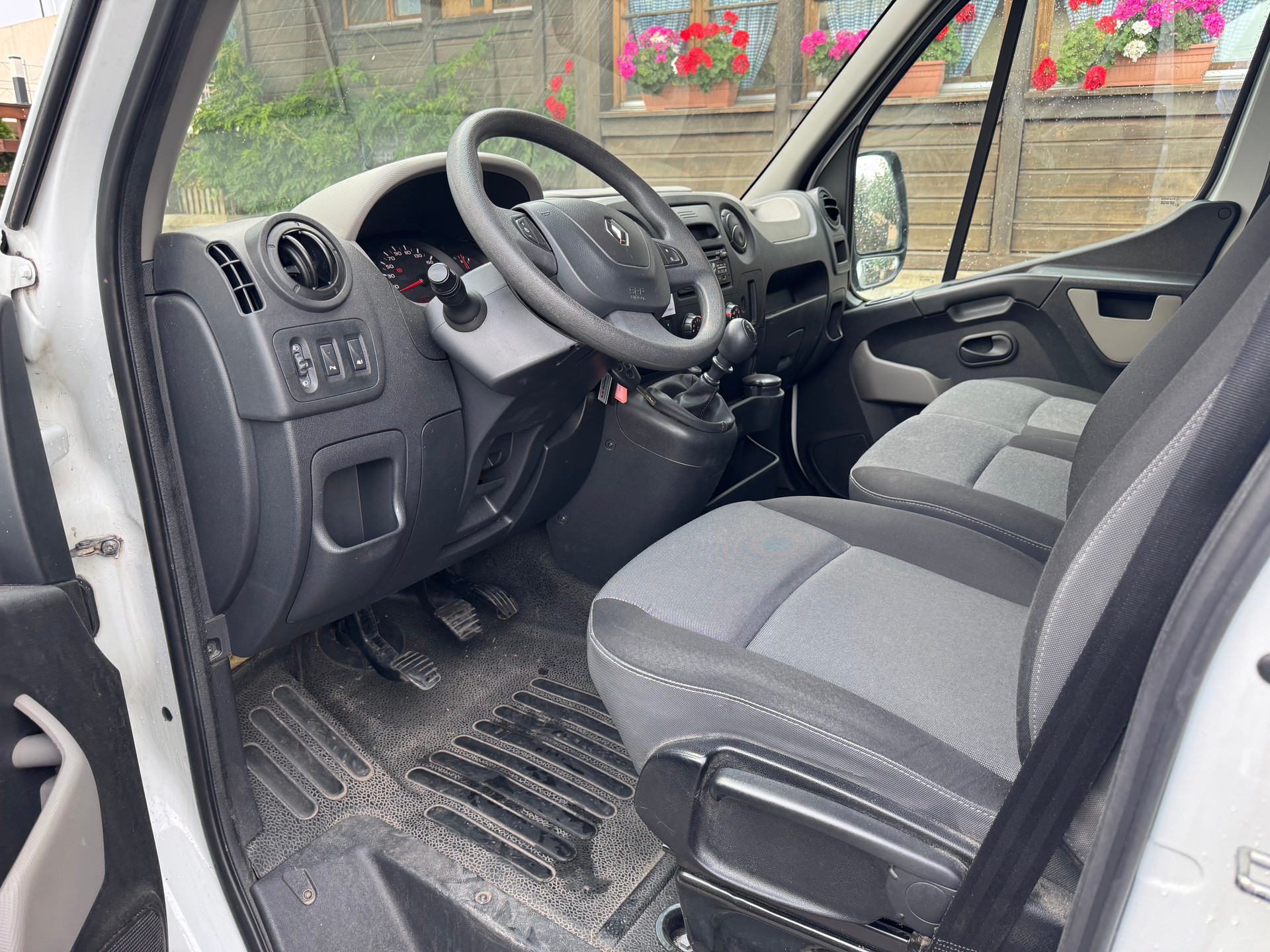 RENAULT Master T35 ENERGY 2.3dCi 145 L2H2-image-8