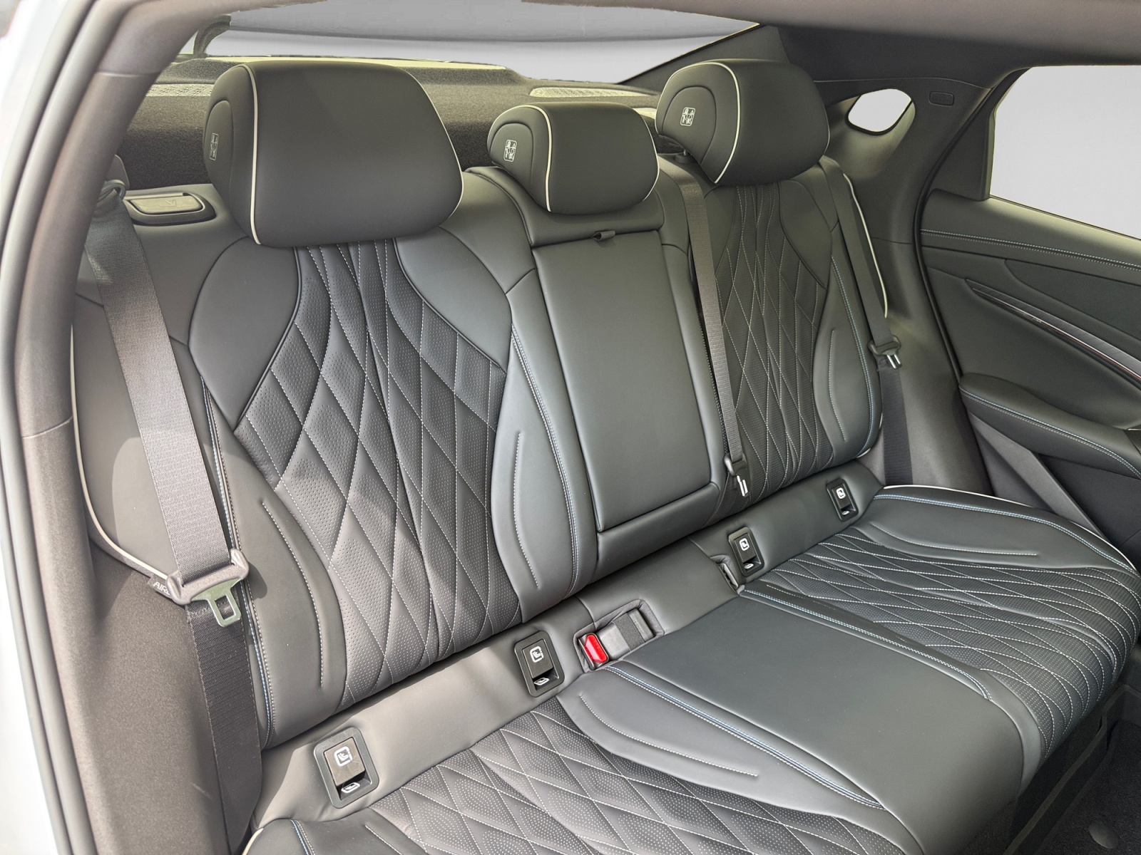 BYD Seal 82,2 kWh Excellence AWD-image-17