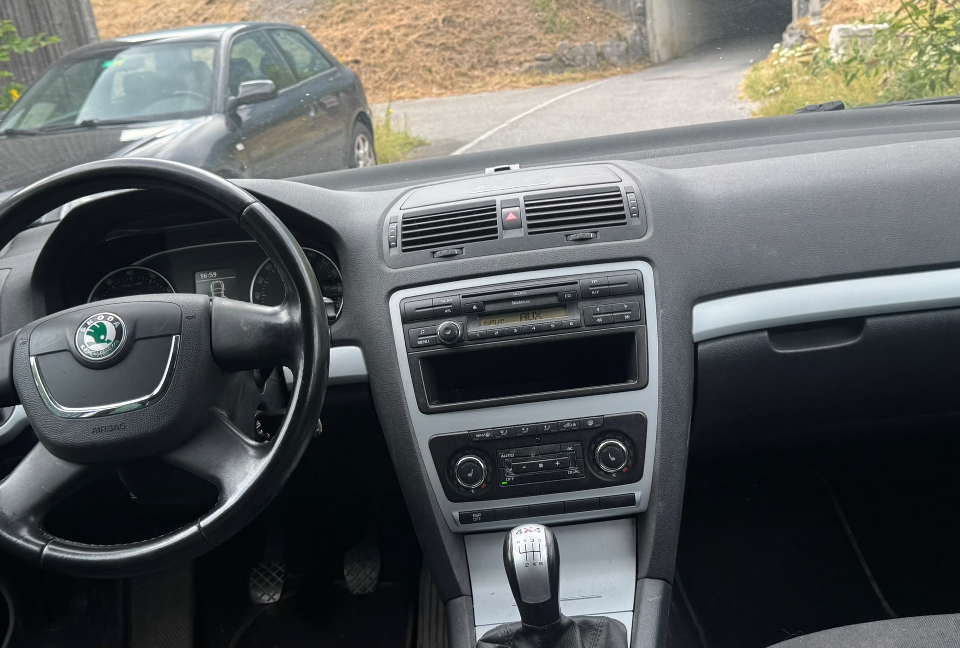 SKODA Octavia Combi 1.8 TSI Adventure 4x4-image-14