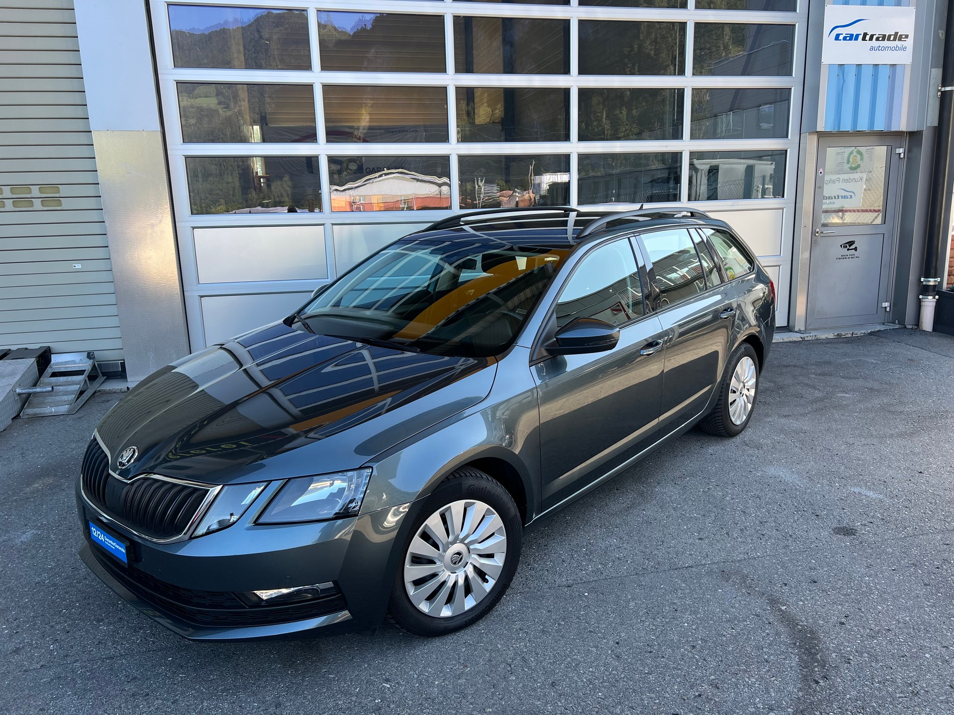 SKODA Octavia Combi 2.0 TDI Ambition 4x4 DSG *** Navigation * Klima * AHK 1800 kg. * frisch ab MFK * 1 Jahr Garantie möglich **-image-0