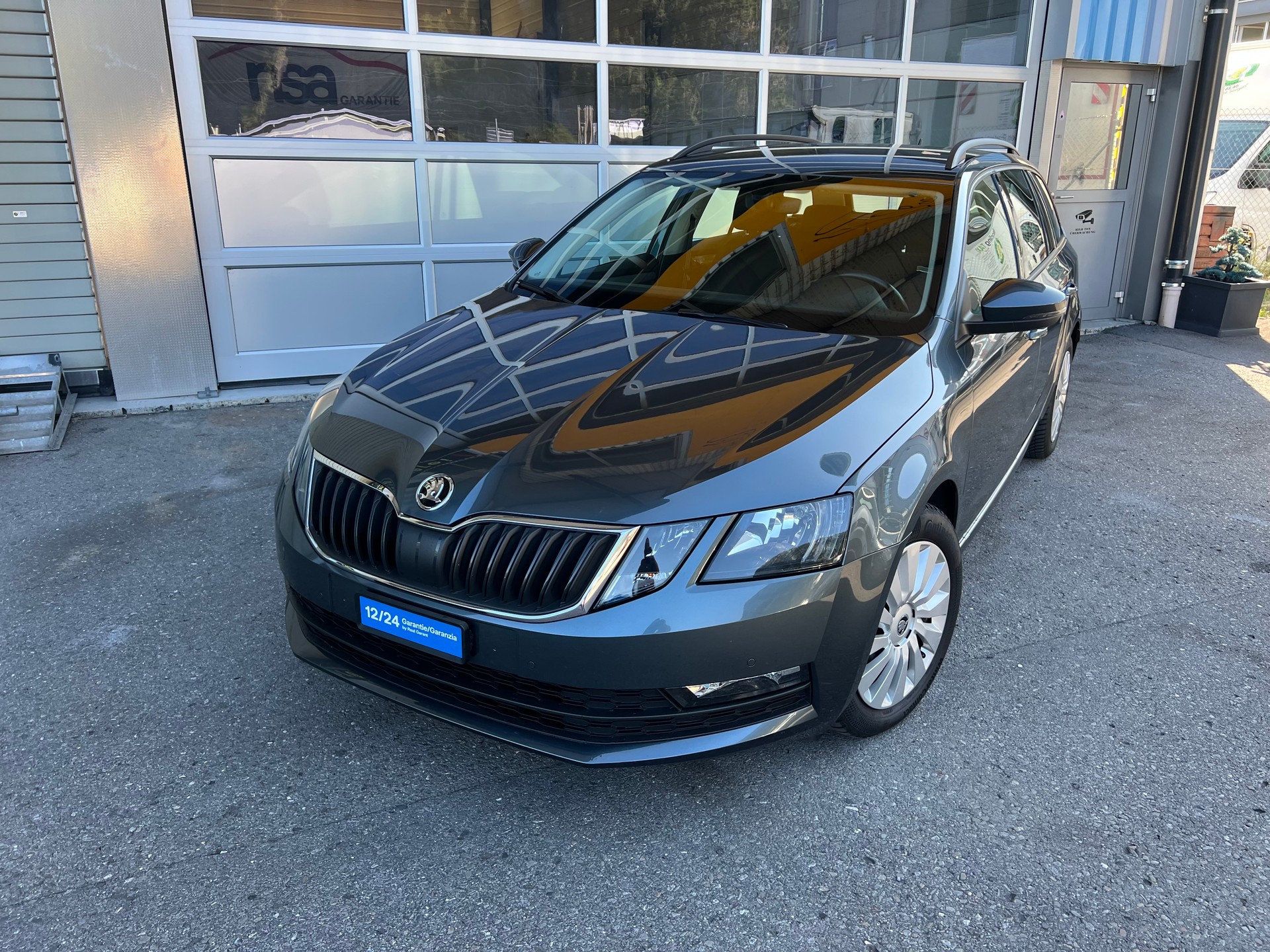 SKODA Octavia Combi 2.0 TDI Ambition 4x4 DSG *** Navigation * Klima * AHK 1800 kg. * frisch ab MFK * 1 Jahr Garantie möglich **-image-1