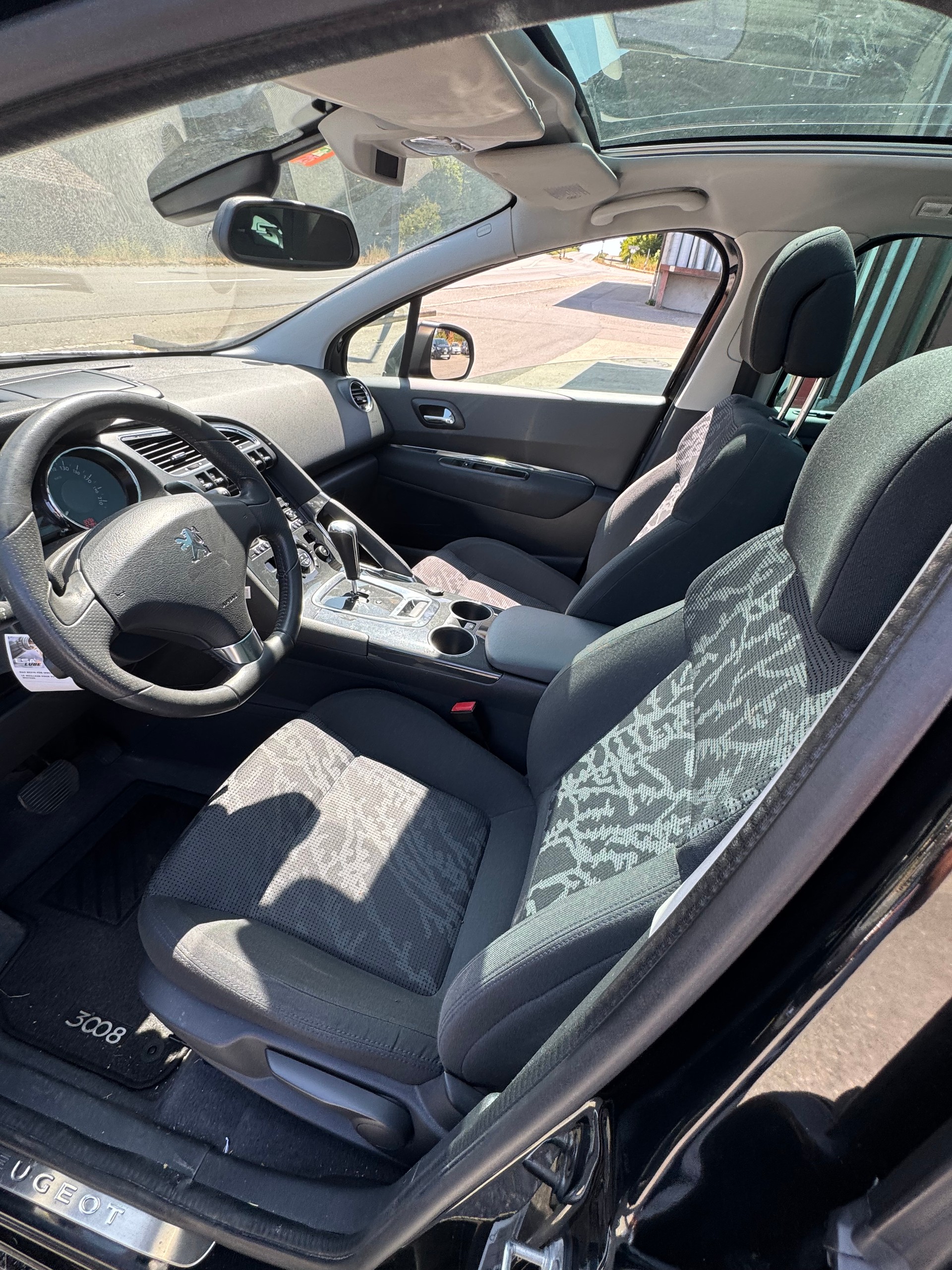 PEUGEOT 3008 1.6 HDI Sport Pack EGS6-image-9