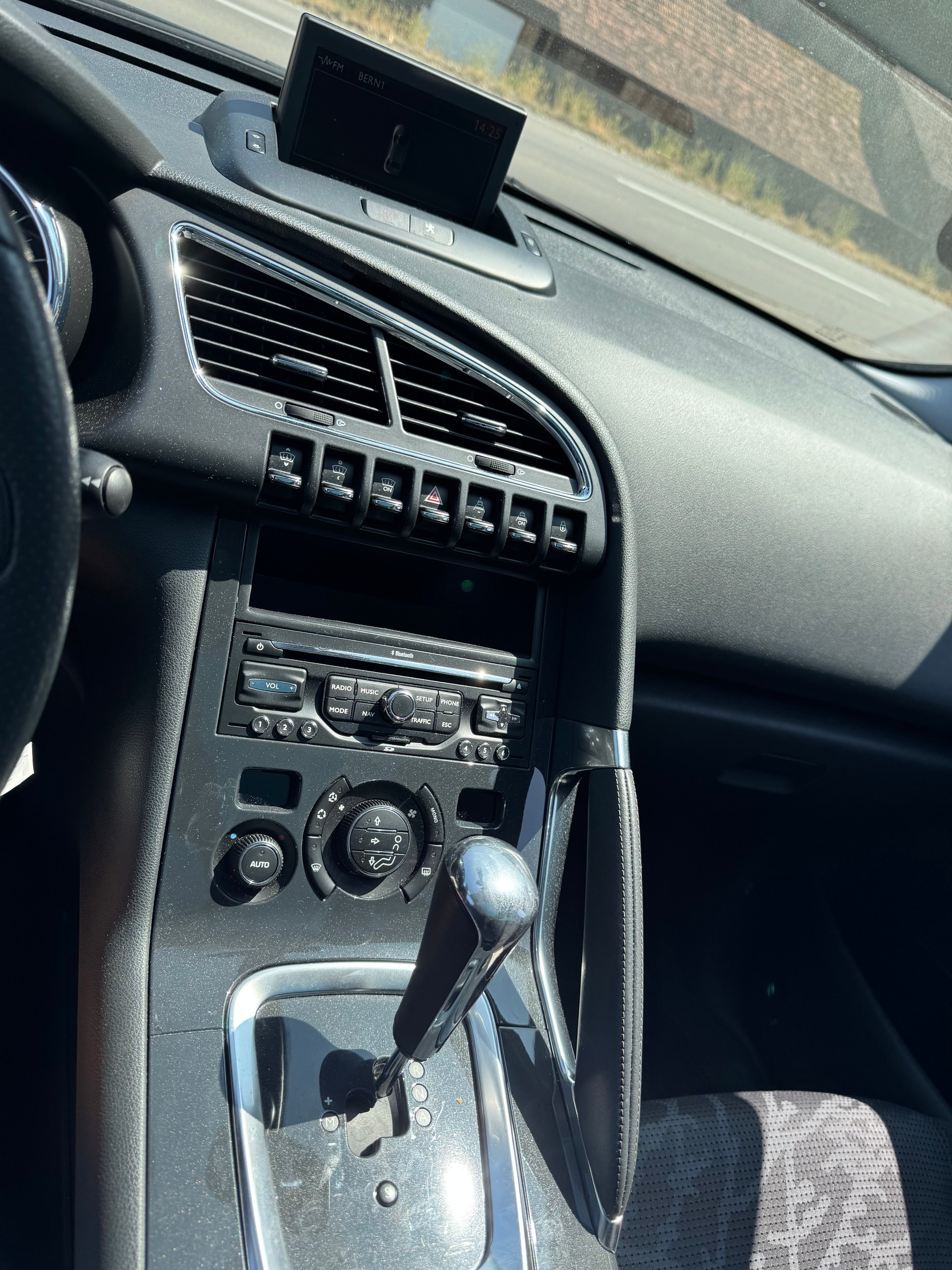 PEUGEOT 3008 1.6 HDI Sport Pack EGS6-image-10