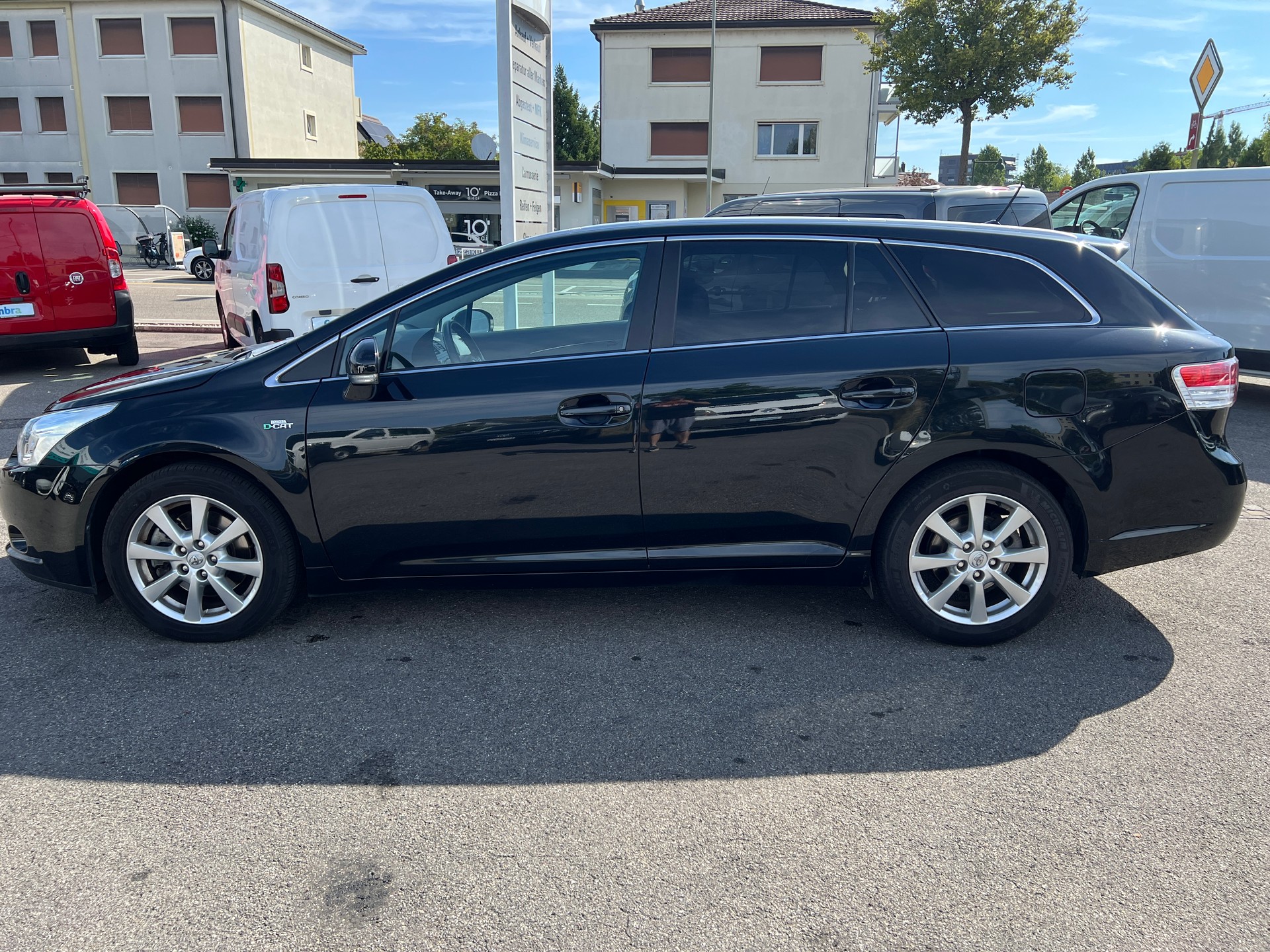 TOYOTA Avensis Sportswagon 2.2D-CAT Linea Sol Premium A-image-6