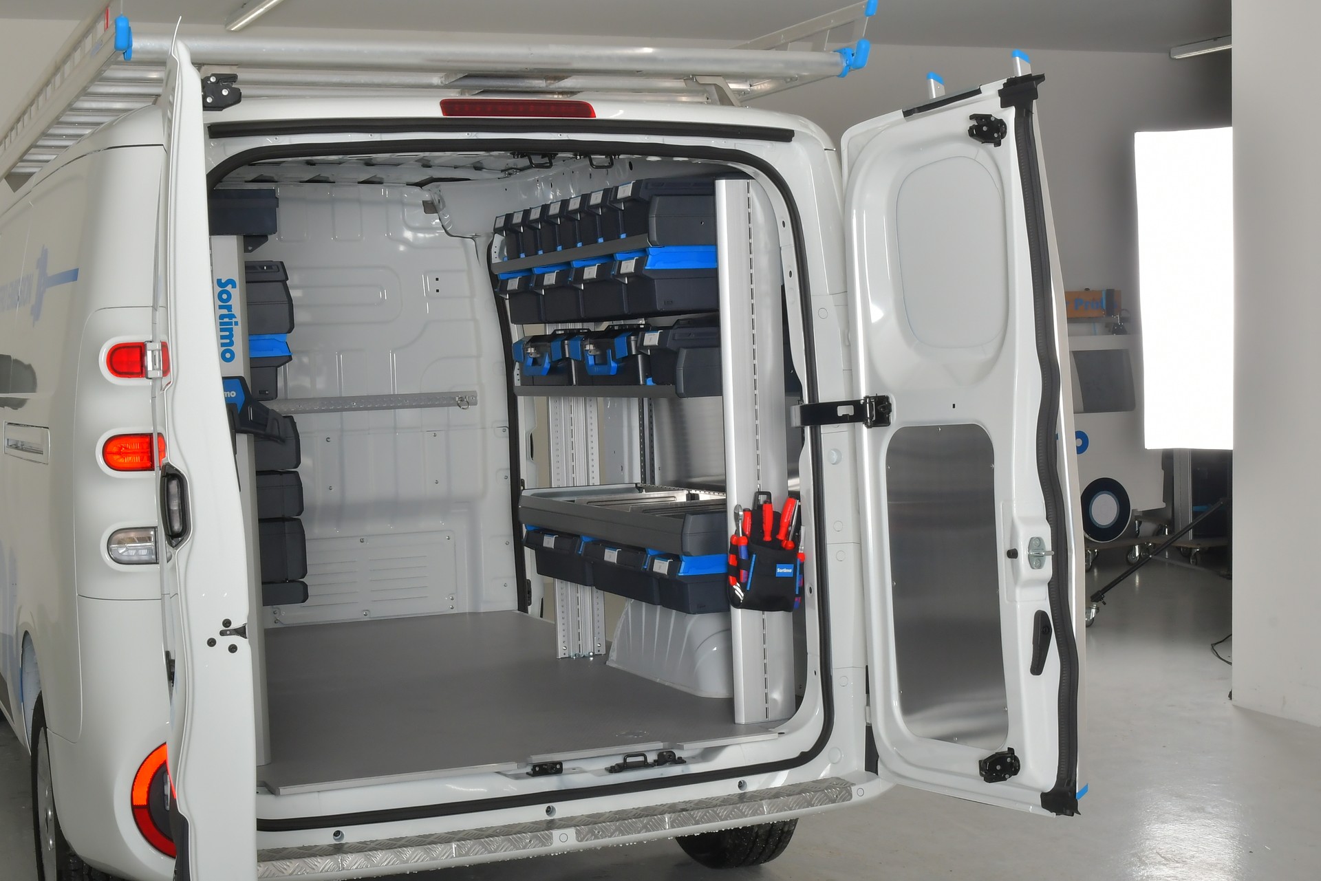MAXUS eDeliver 5 L1 64kWh-image-4
