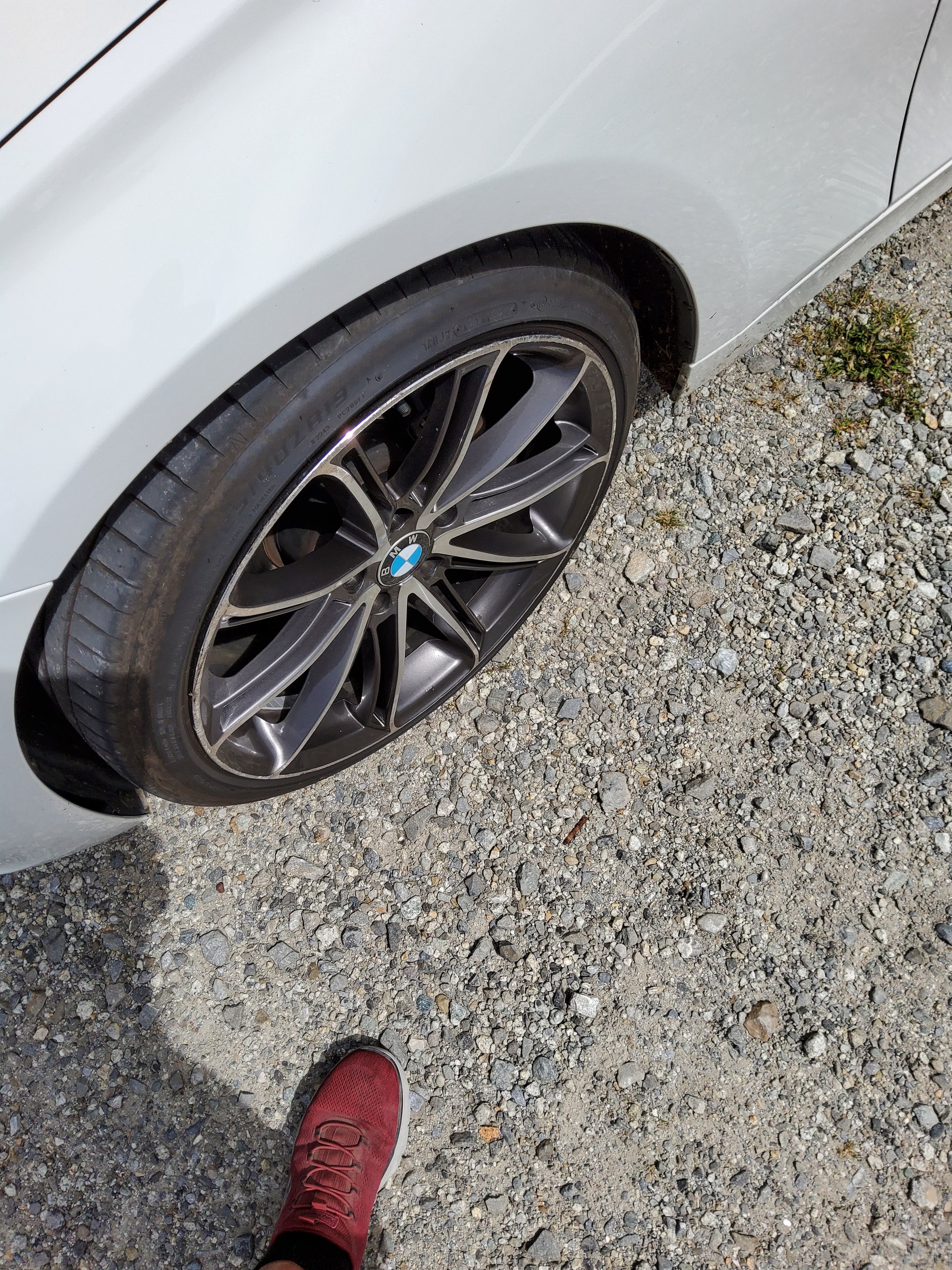 BMW 320i-image-4