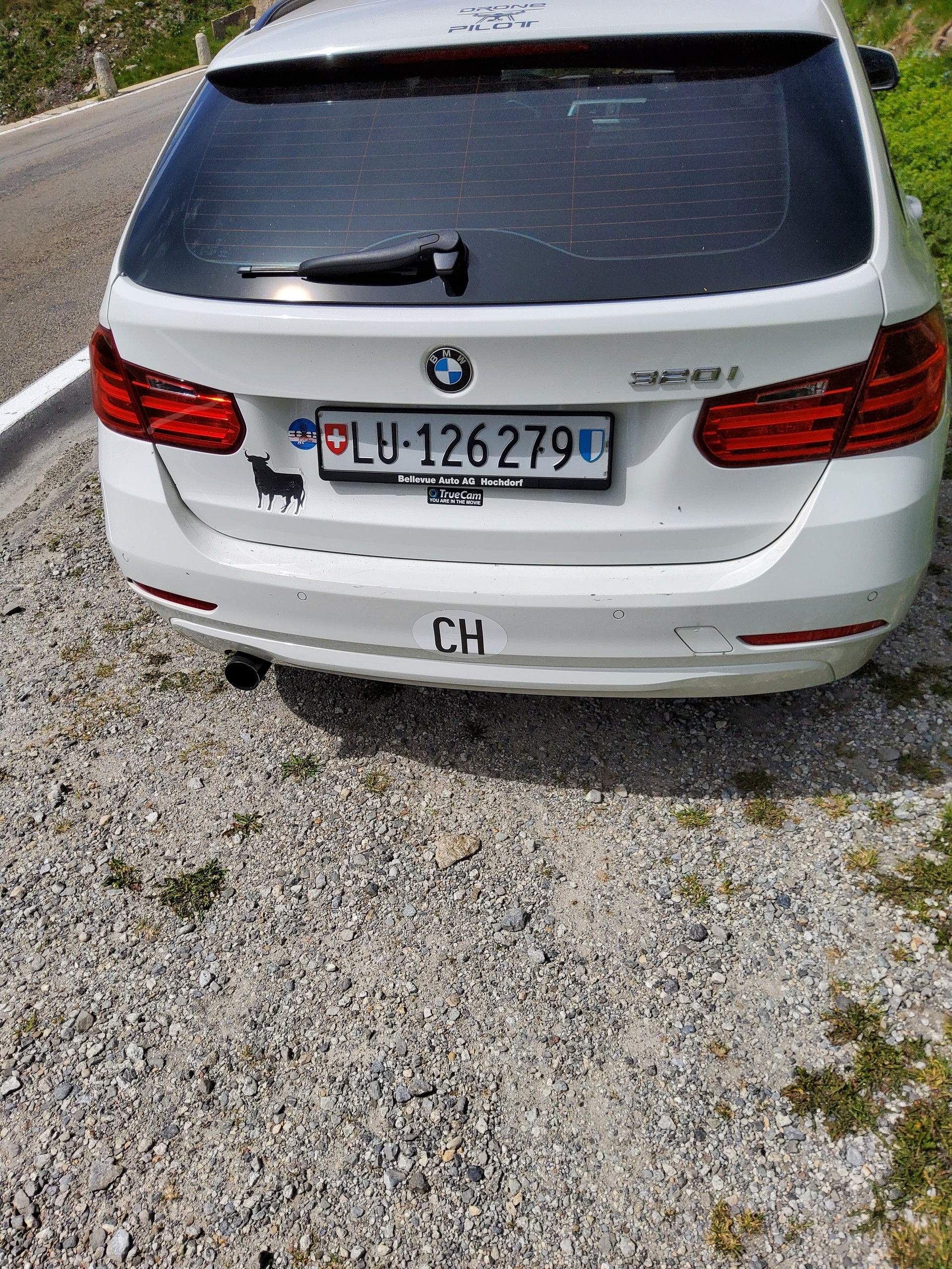 BMW 320i-image-3