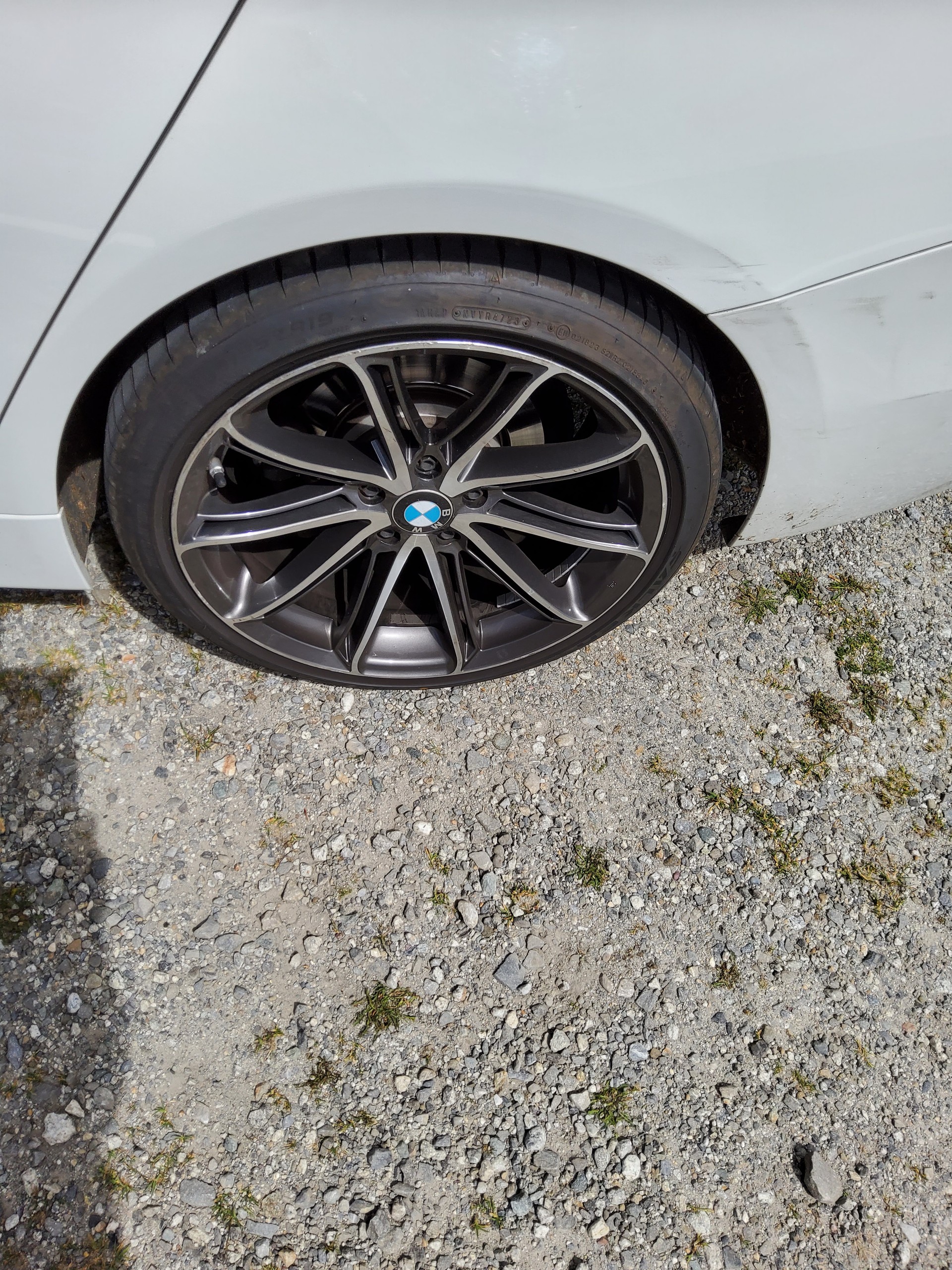 BMW 320i-image-2
