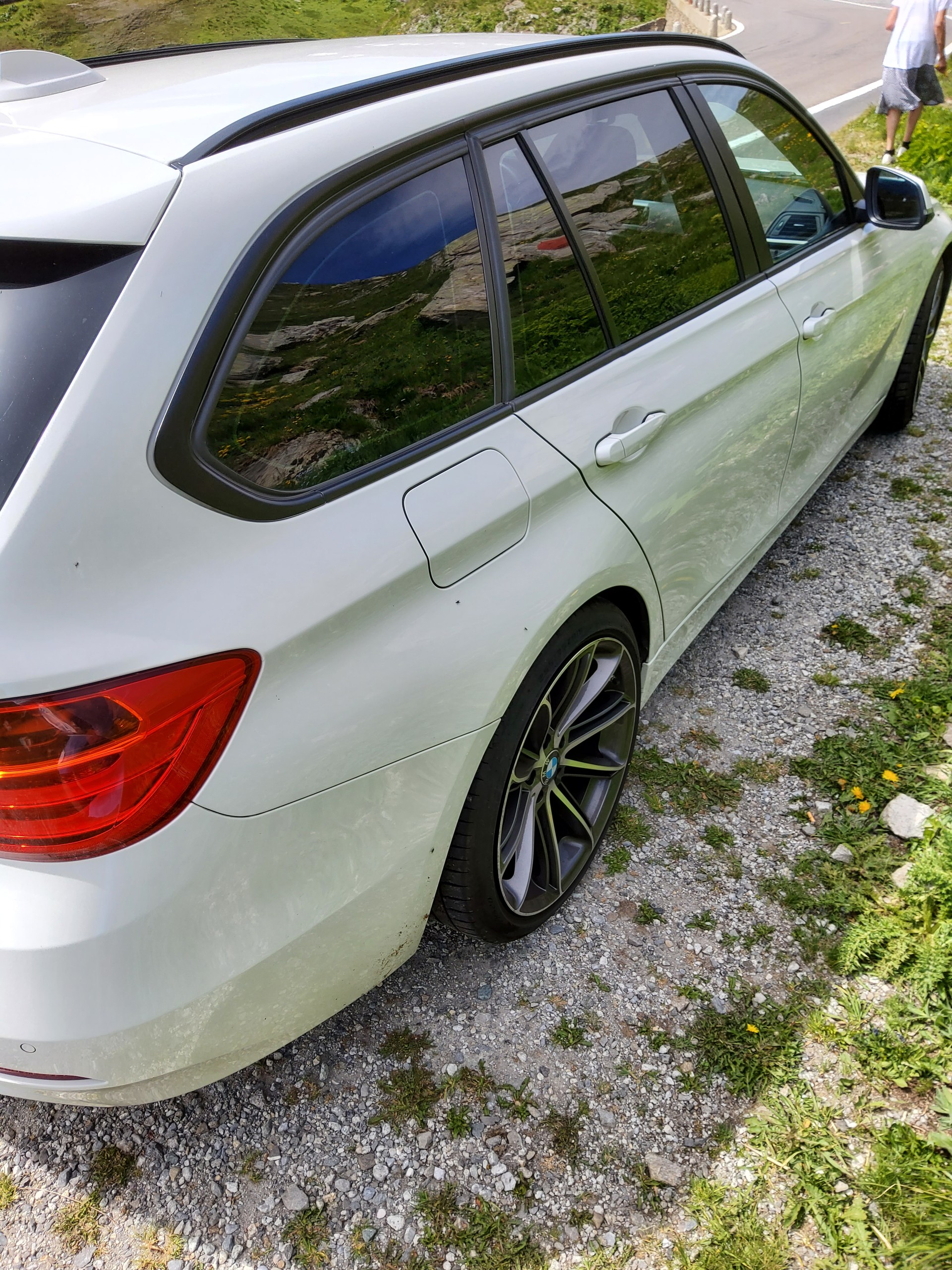 BMW 320i-image-1