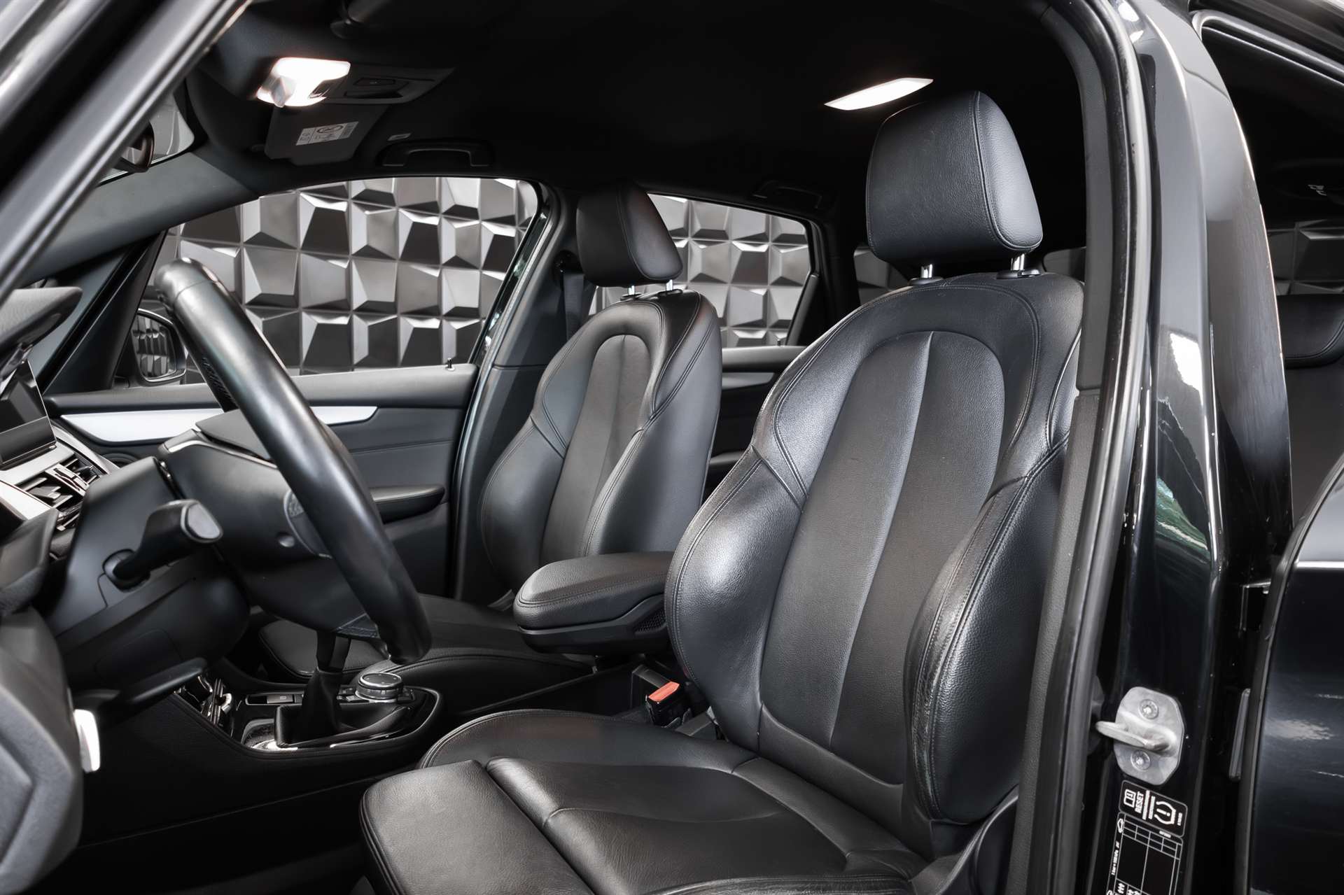 BMW 218d Active Tourer-image-12