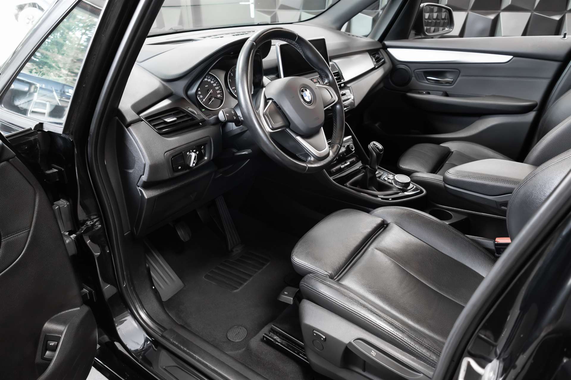 BMW 218d Active Tourer-image-11