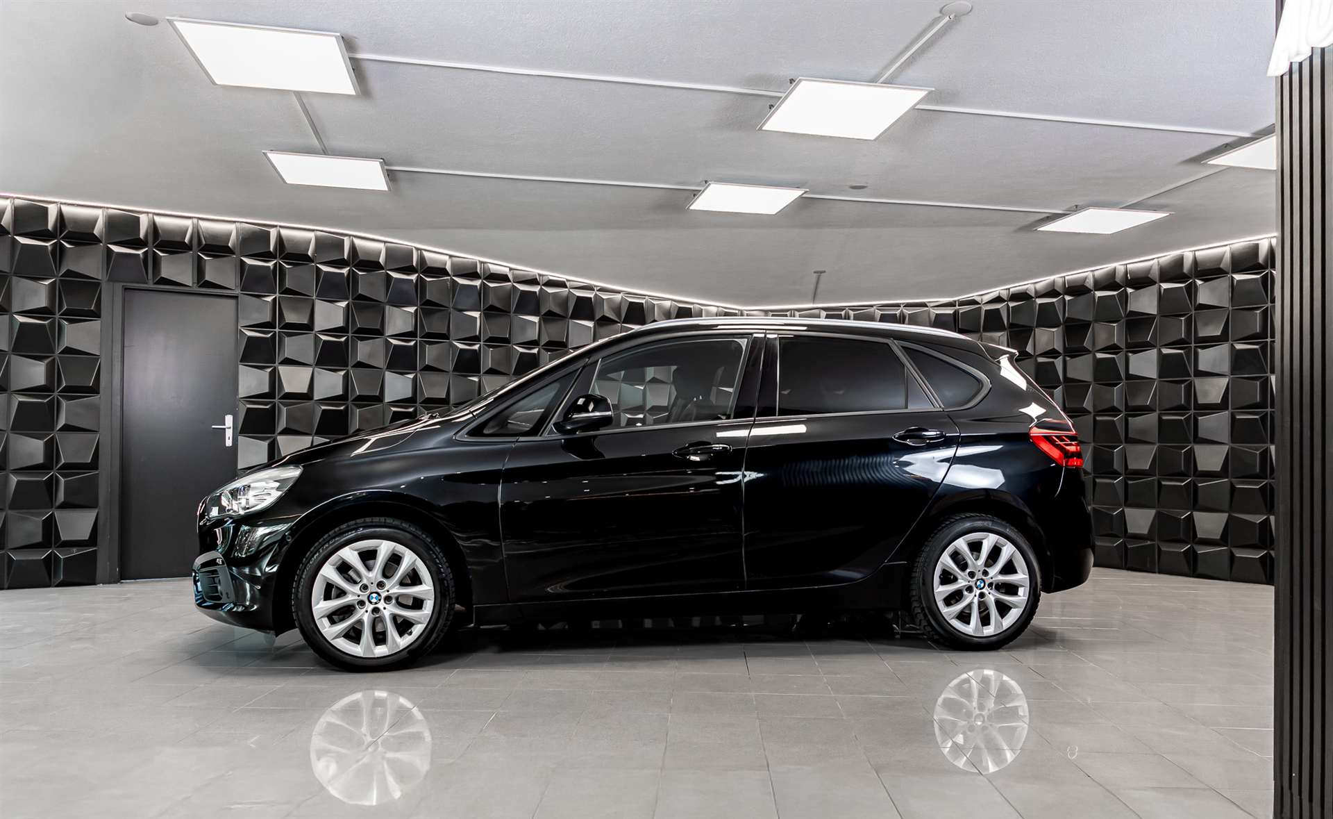 BMW 218d Active Tourer-image-1