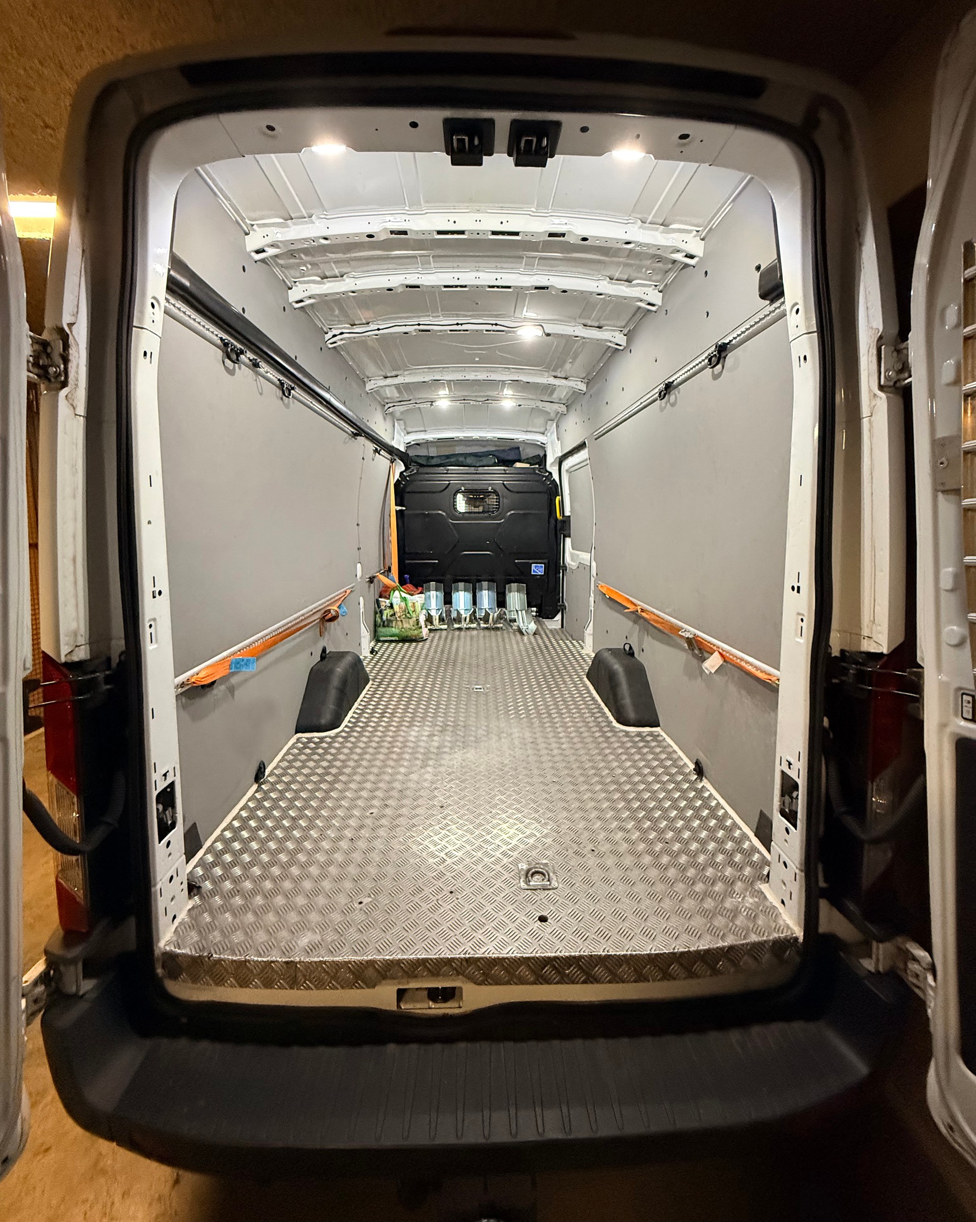 FORD Transit Van 350 L4 Trend 2.0 TDCi 130 RWD-image-11