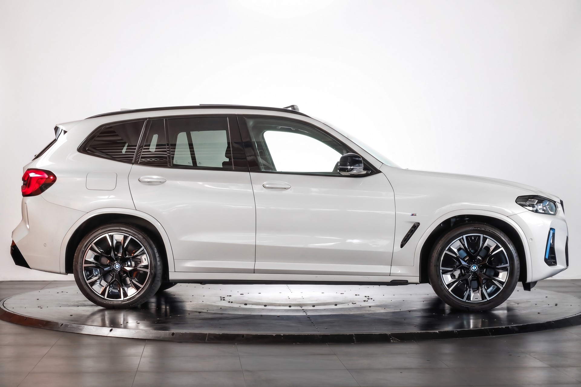 BMW iX3 Impressive-image-4