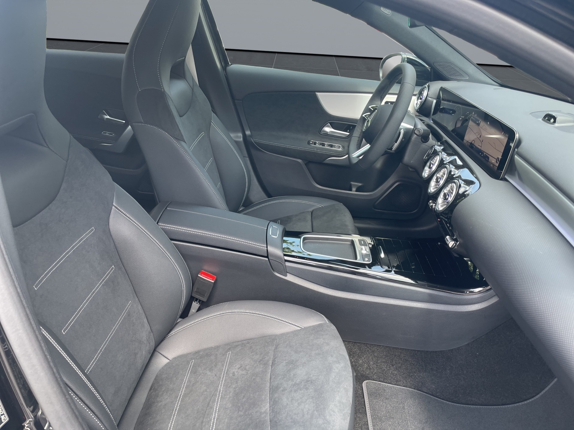 MERCEDES-BENZ A 200 Night Star 7G-DCT-image-9
