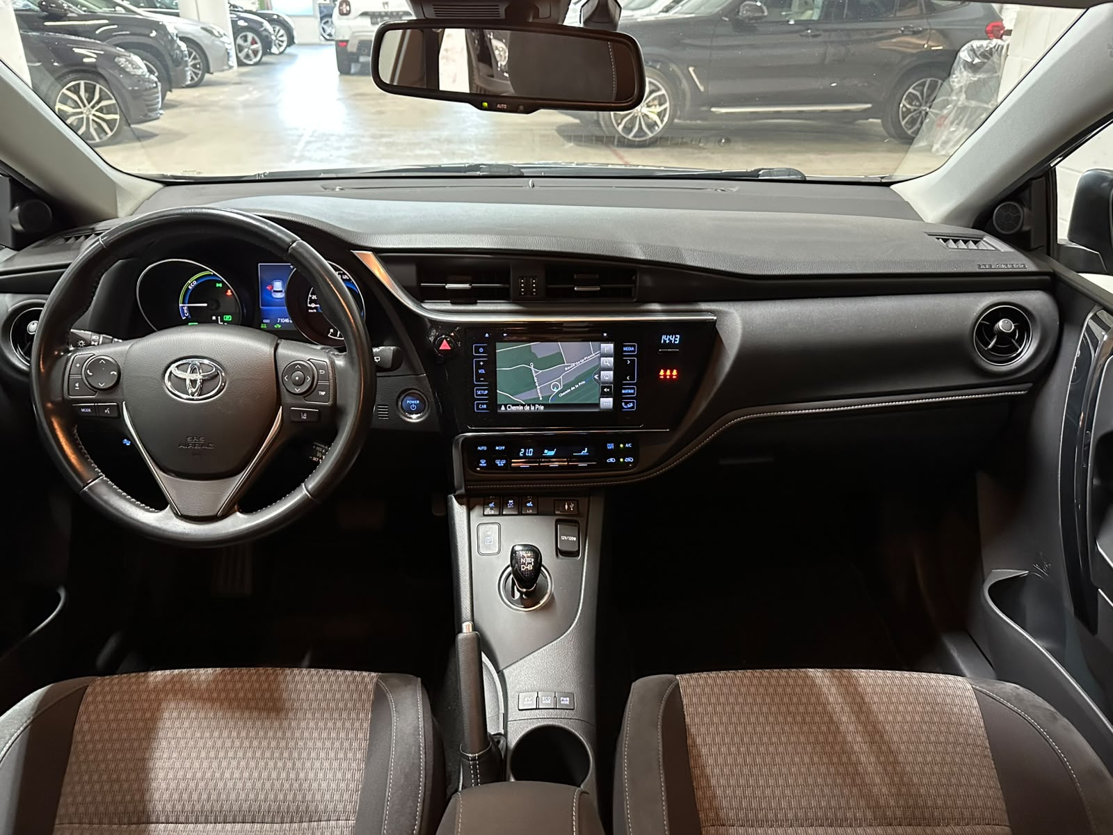 TOYOTA Auris 1.8 HSD Trend e-CVT-image-9