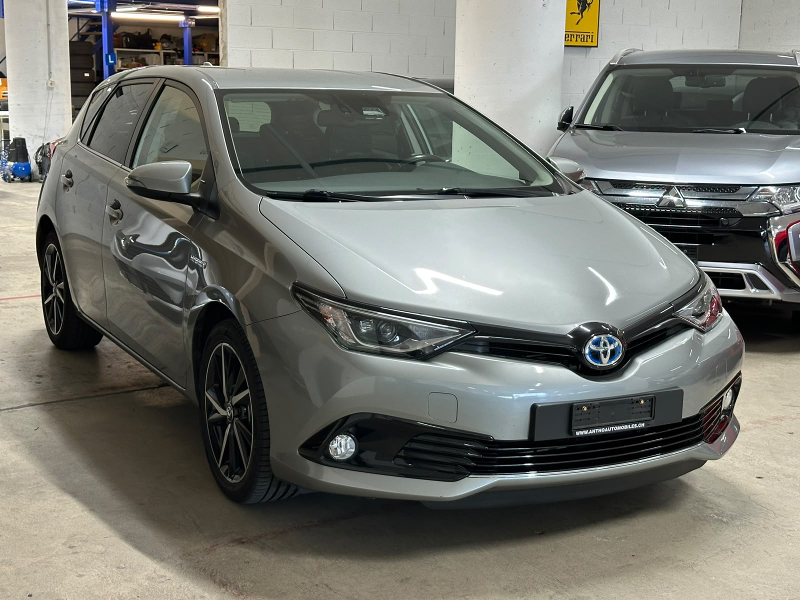 TOYOTA Auris 1.8 HSD Trend e-CVT-image-2