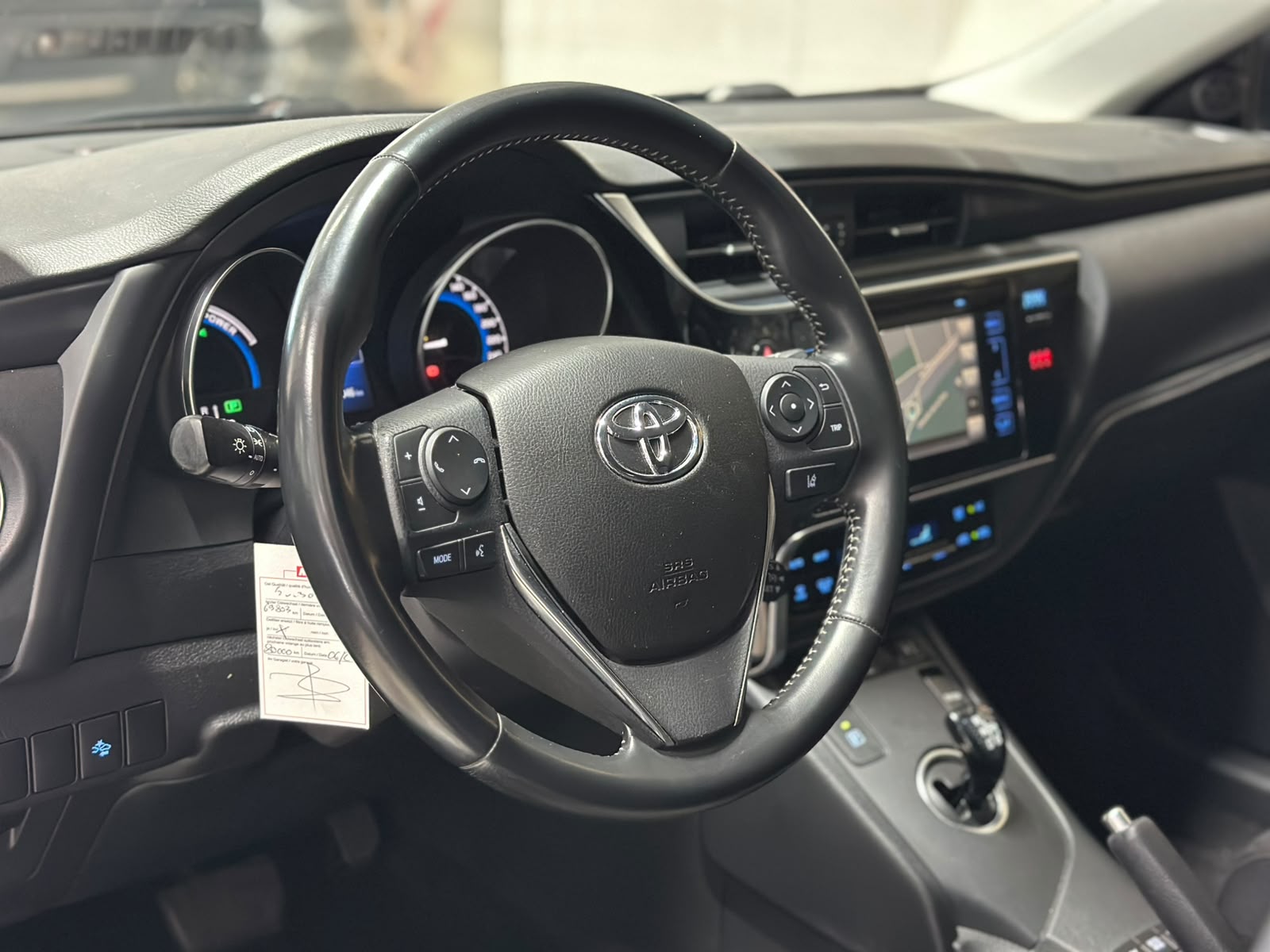 TOYOTA Auris 1.8 HSD Trend e-CVT-image-8