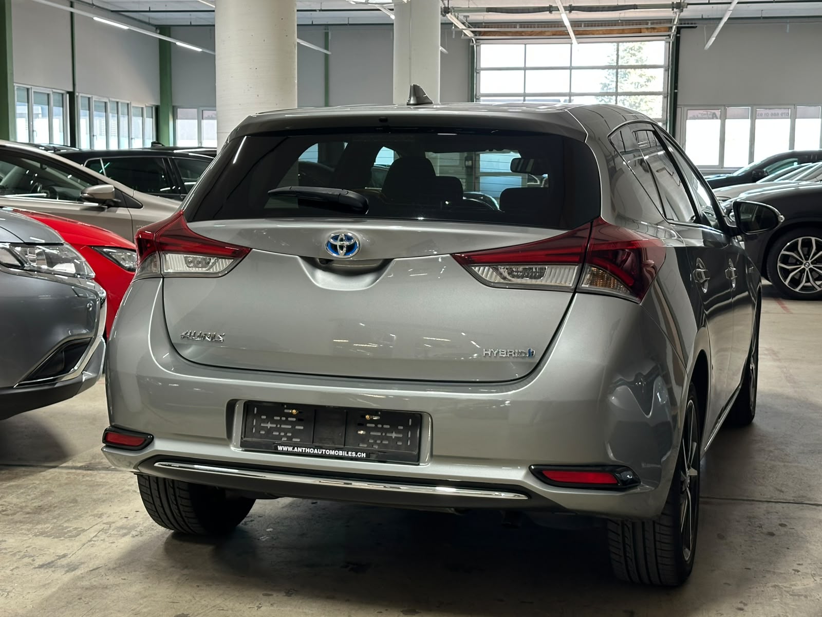 TOYOTA Auris 1.8 HSD Trend e-CVT-image-4