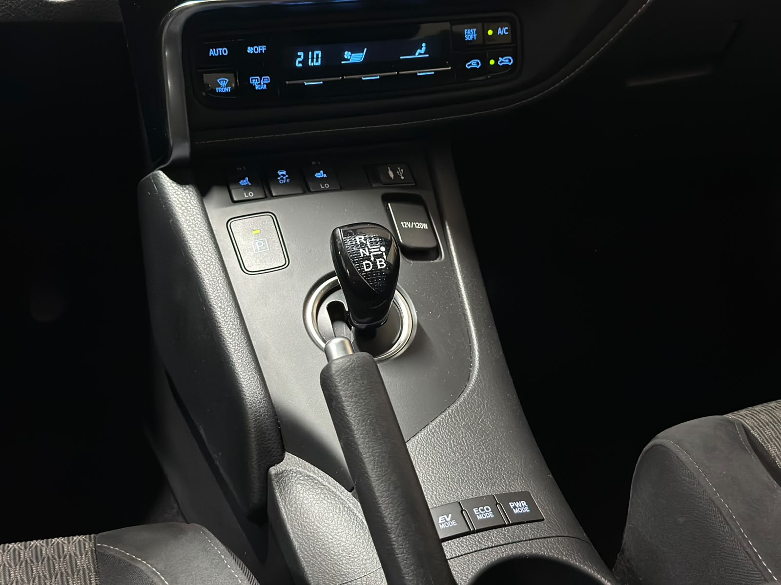 TOYOTA Auris 1.8 HSD Trend e-CVT-image-12