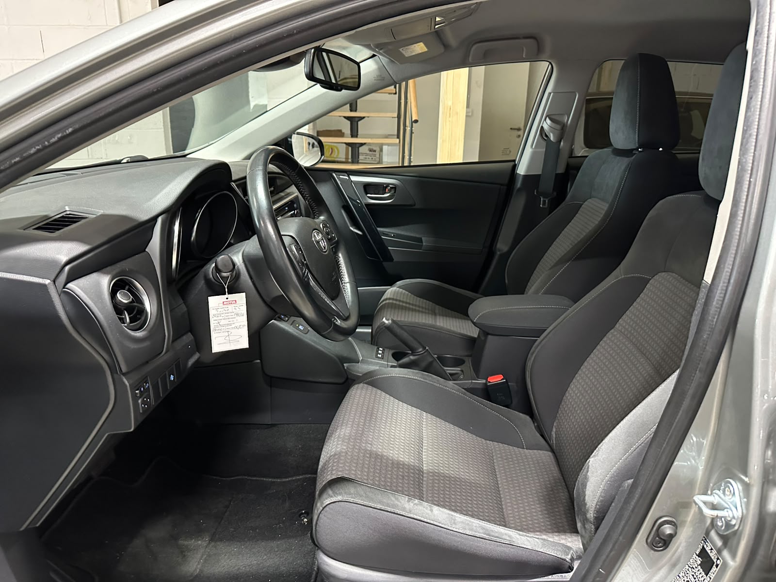 TOYOTA Auris 1.8 HSD Trend e-CVT-image-6