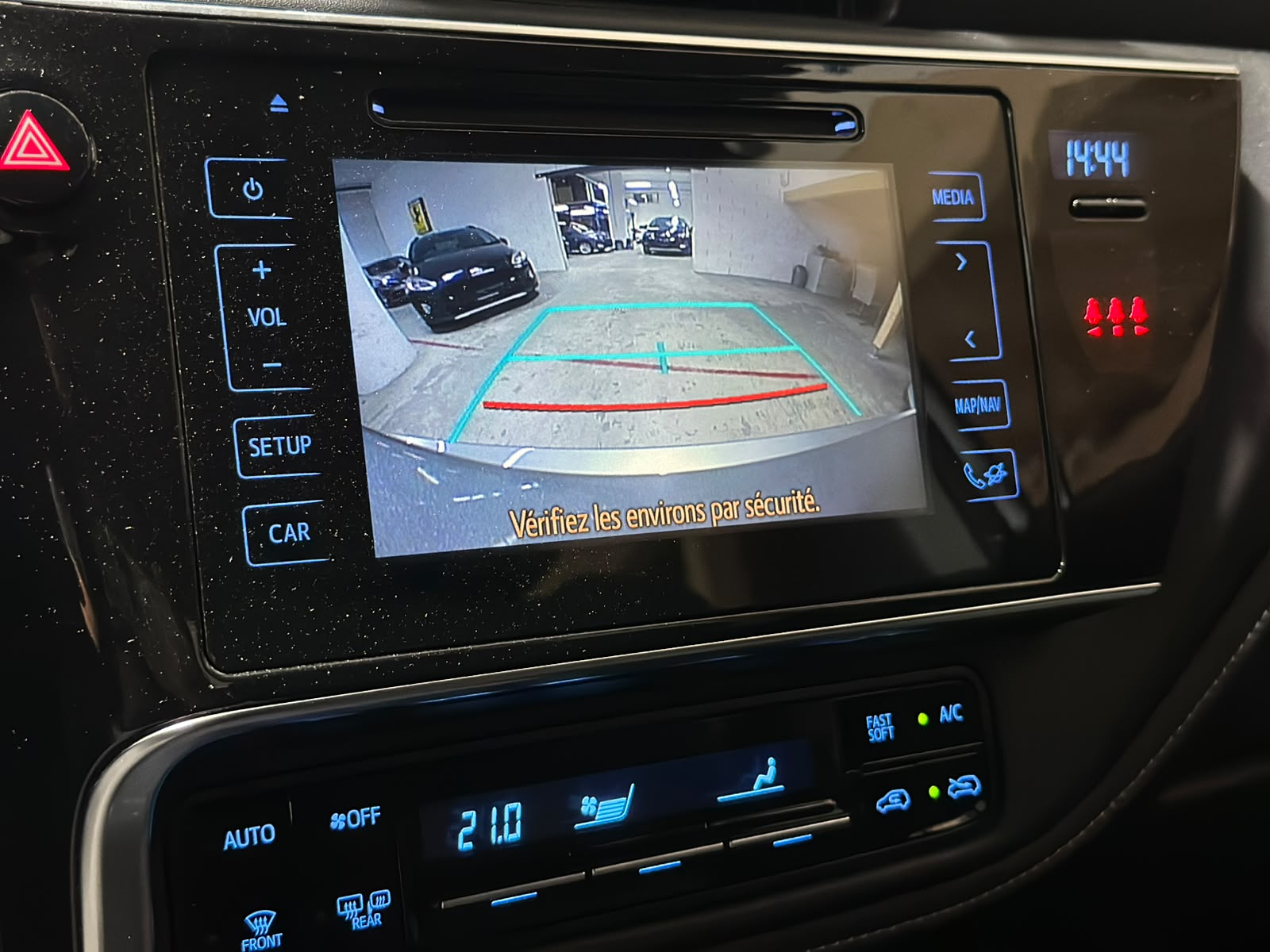 TOYOTA Auris 1.8 HSD Trend e-CVT-image-11