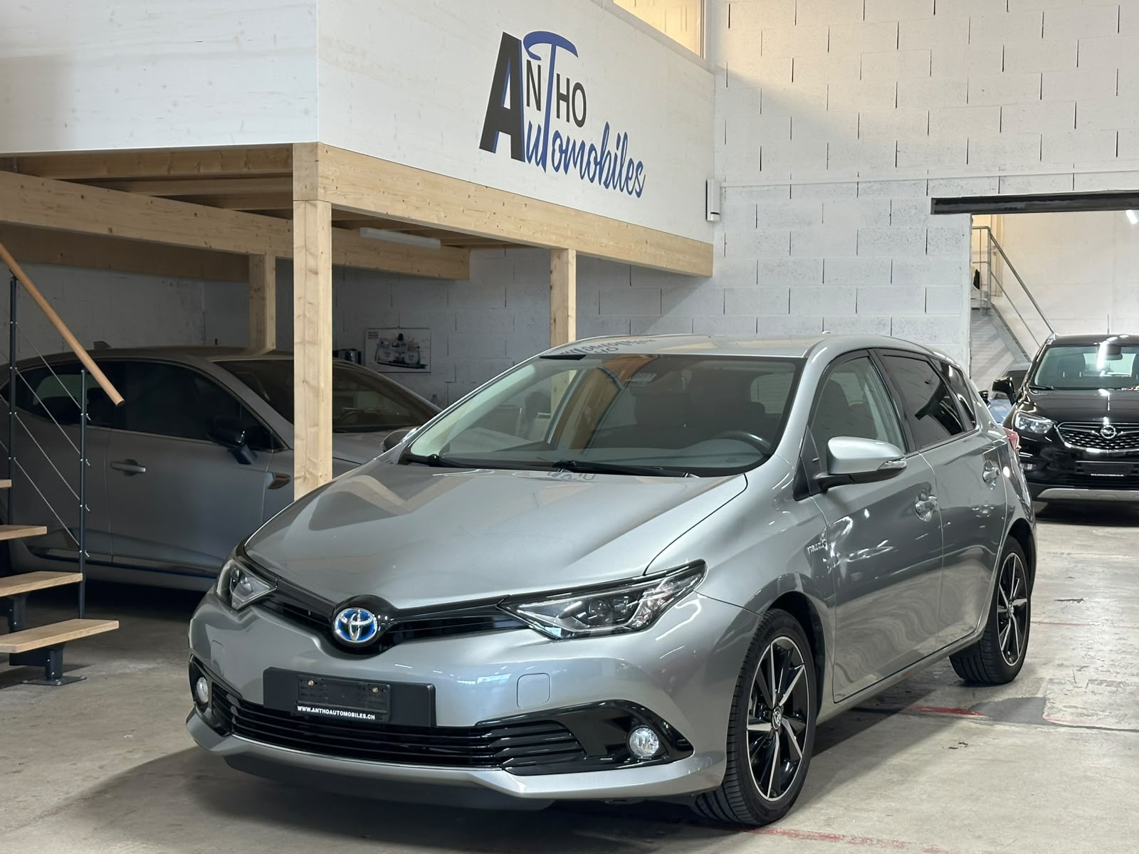 TOYOTA Auris 1.8 HSD Trend e-CVT-image-0