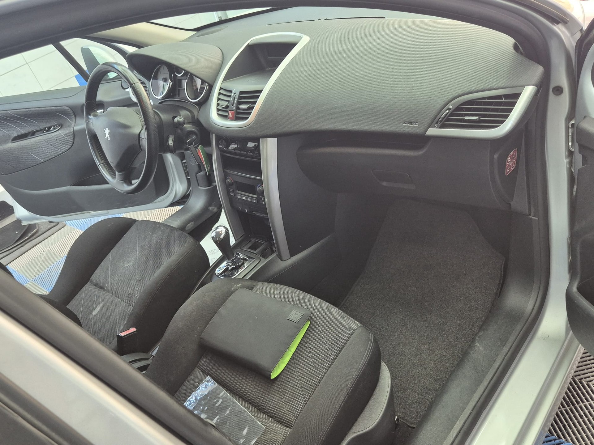 PEUGEOT 207 1.6 16V Black&Silver-image-10