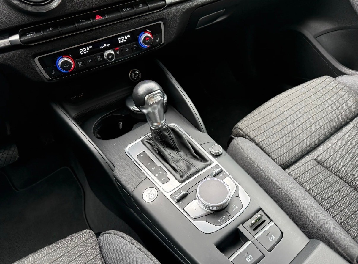 AUDI A3 Sportback 1.4 e-tron Sport S-tronic-image-12