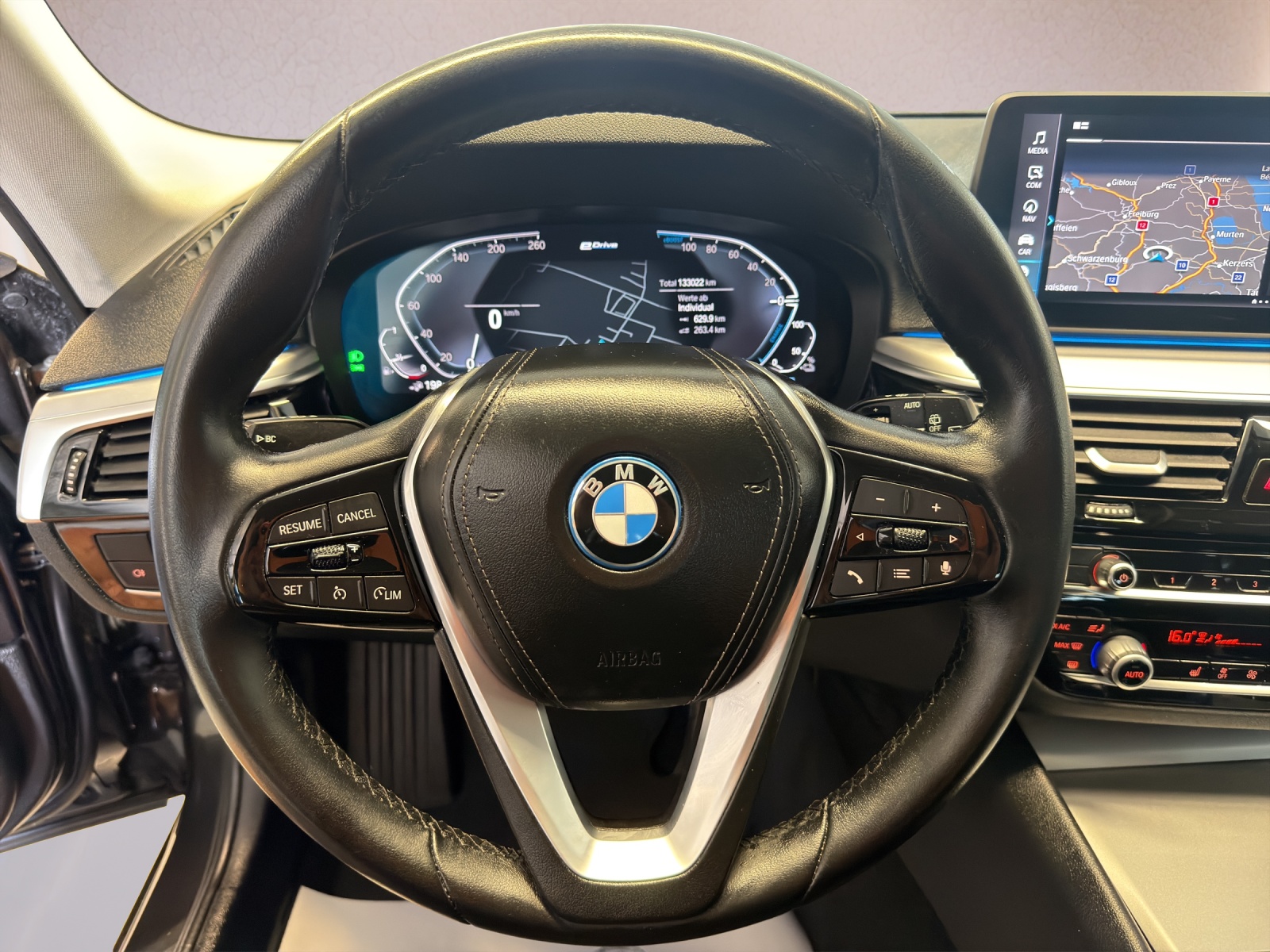 BMW 530e xDrive Touring Steptronic-image-13
