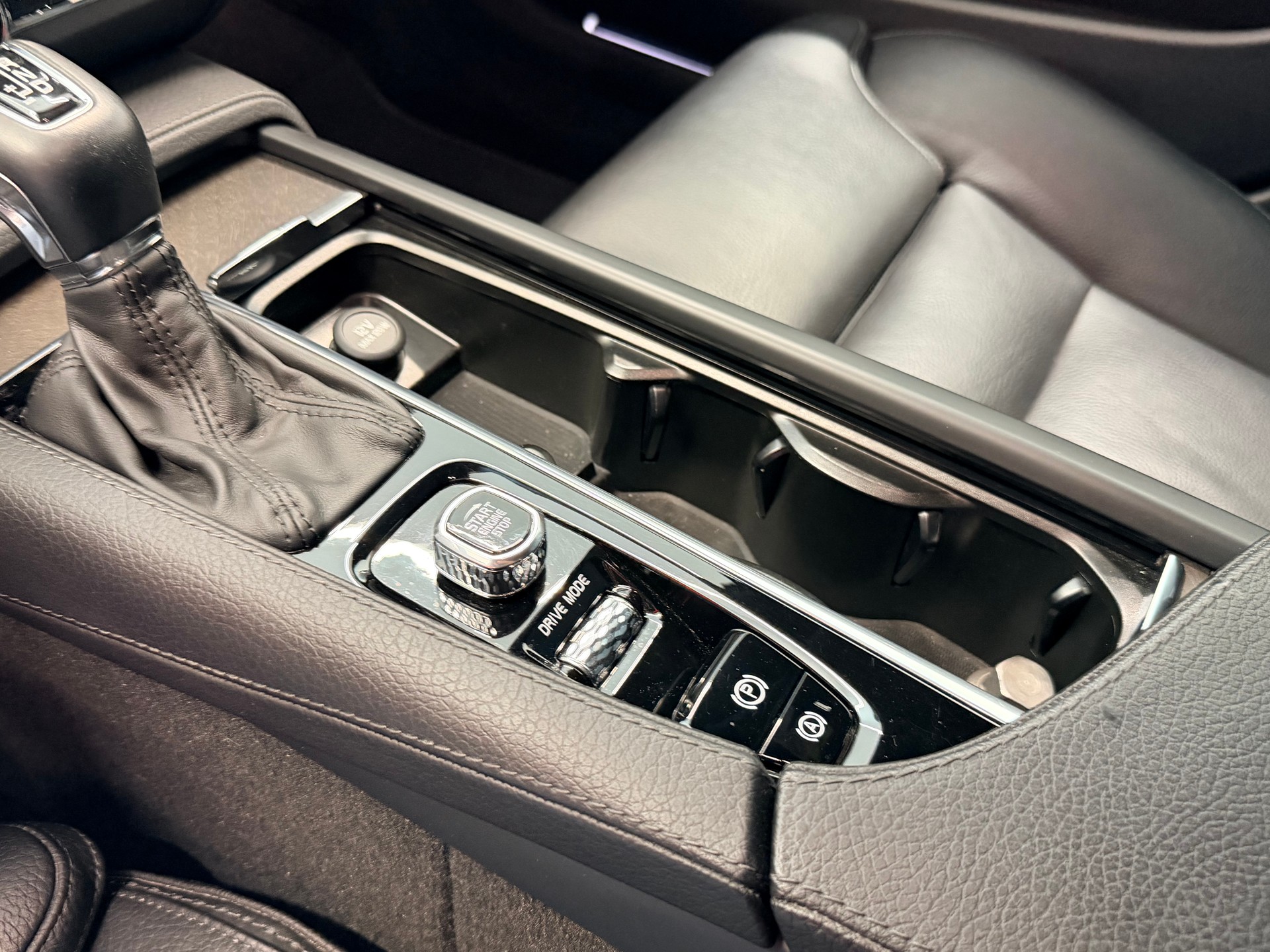 VOLVO V90 Cross Country T5 AWD Geartronic-image-23