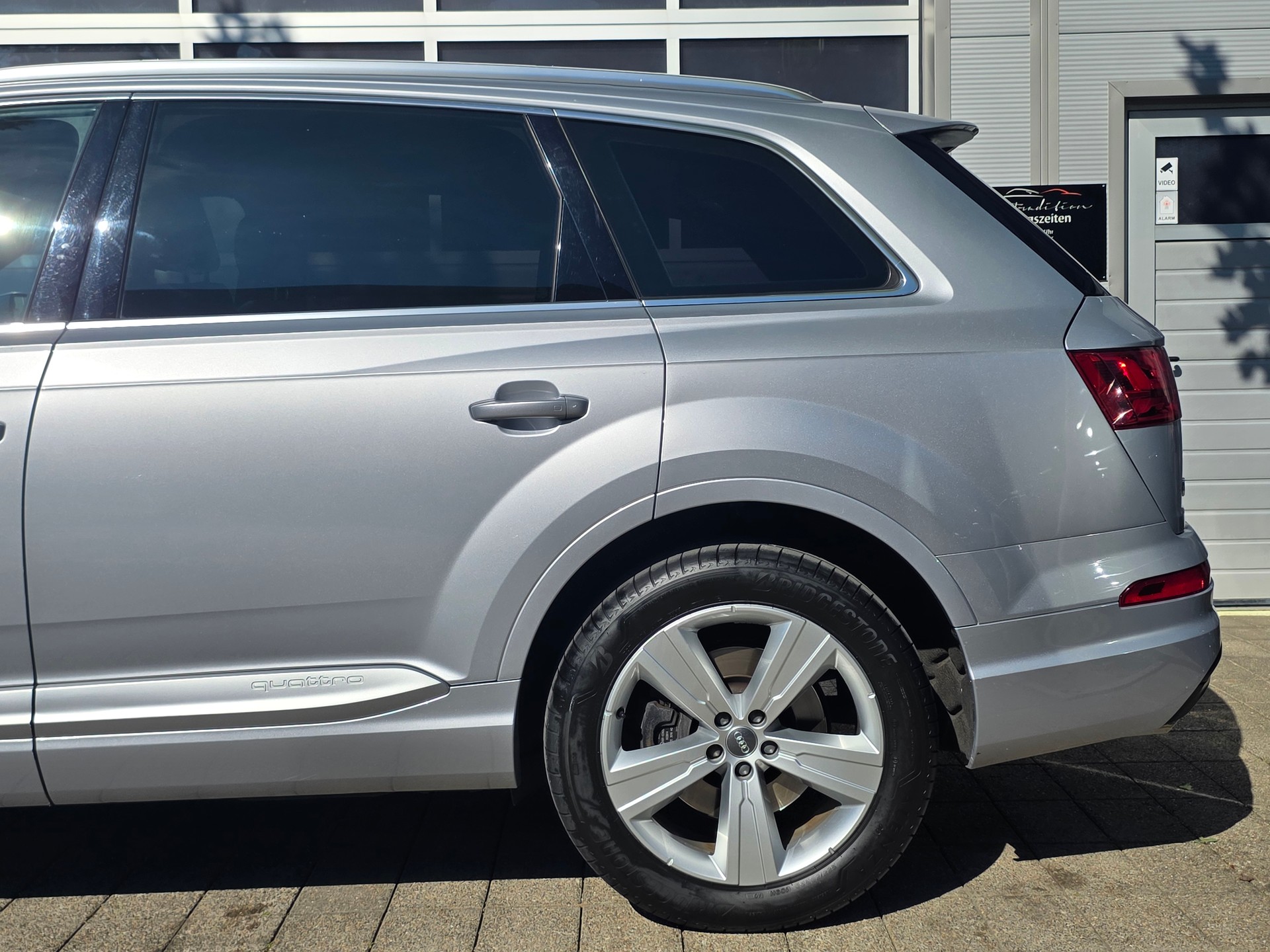 AUDI Q7 3.0 TDI quattro tiptronic // S-LINE INNEN + S-LINE AUSSEN| 7-PLÄTZER| PANORAMA| KEYLESS| MEMORY PAKET| SPURASSISTENT-image-4
