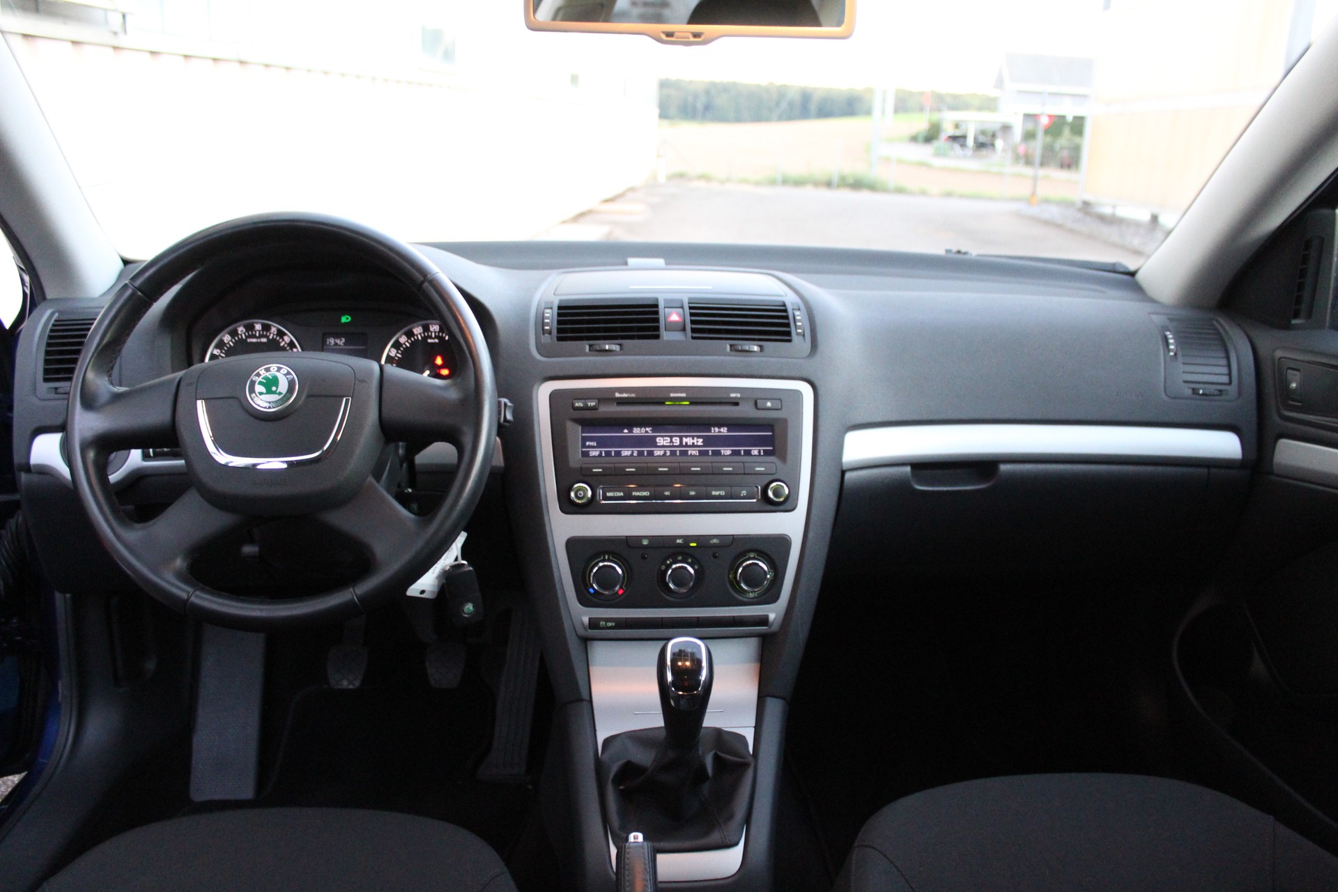 SKODA Octavia Combi 1.6 TDI Twenty20 4x4-image-14