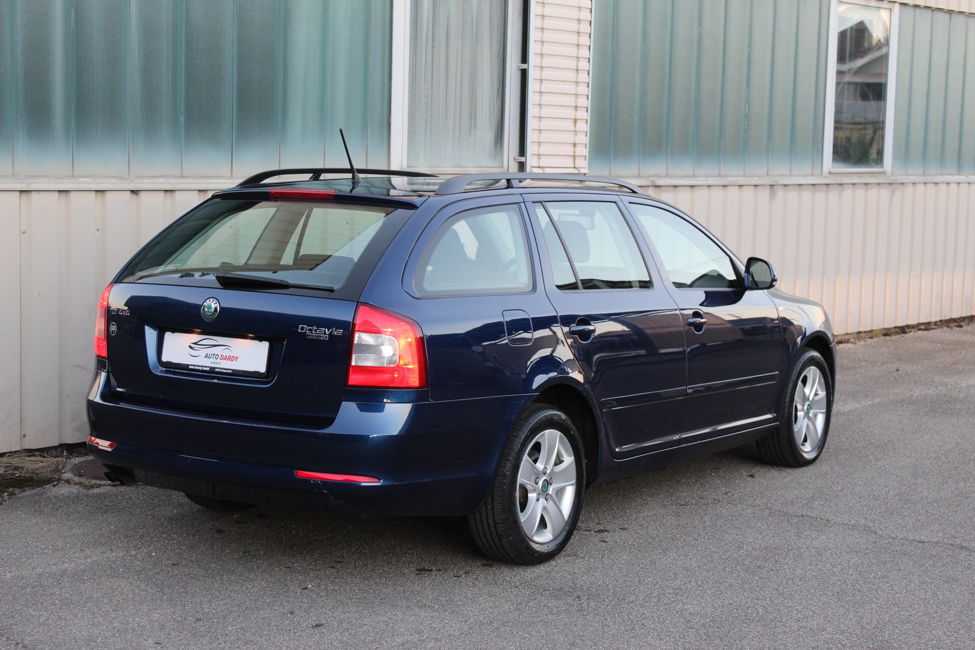 SKODA Octavia Combi 1.6 TDI Twenty20 4x4-image-2