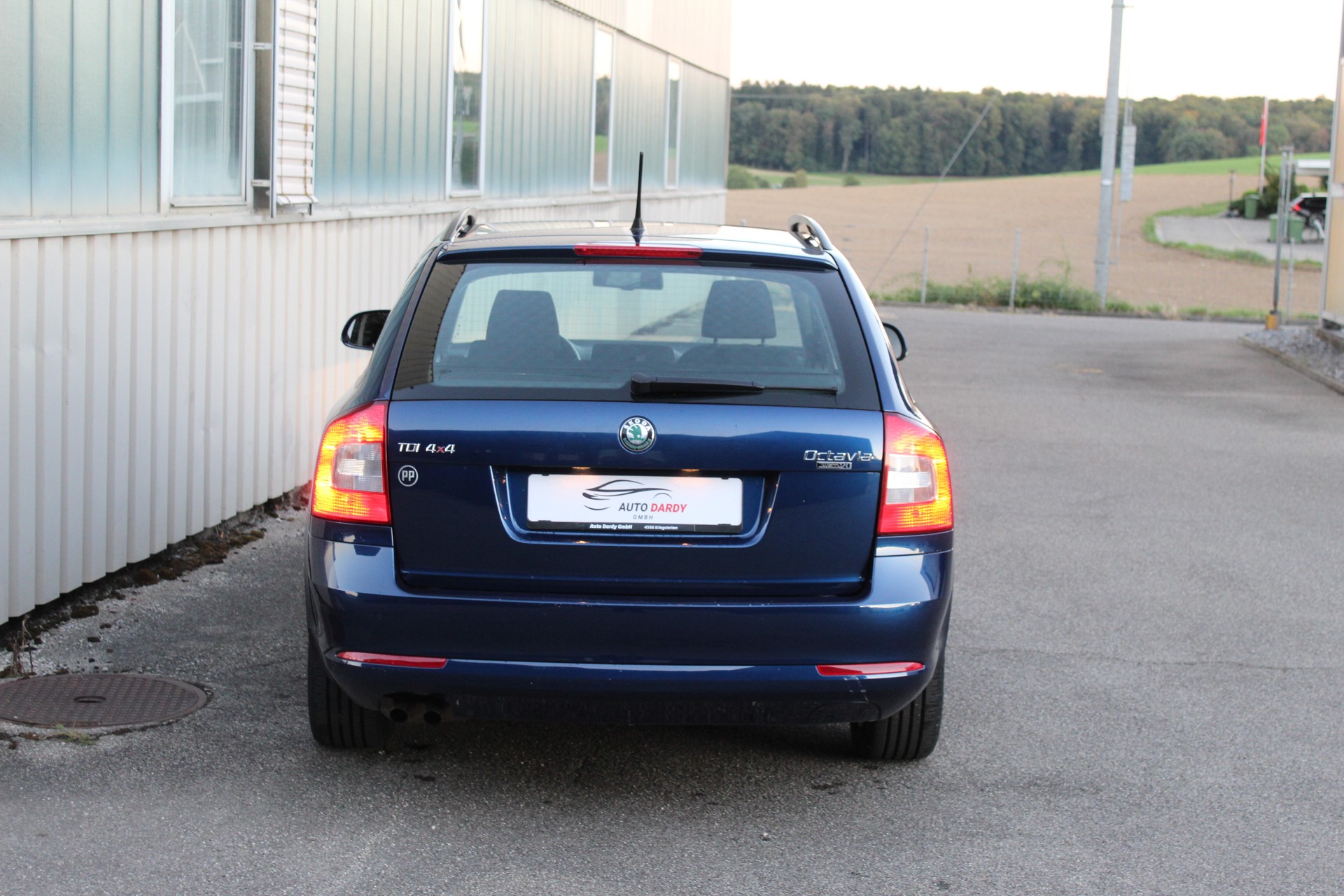 SKODA Octavia Combi 1.6 TDI Twenty20 4x4-image-3